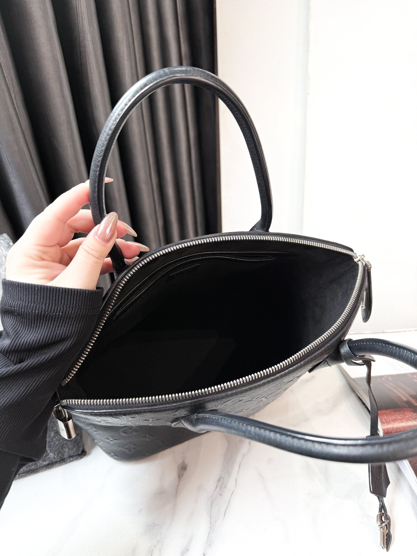 A LV Handbag Da Bê Đen