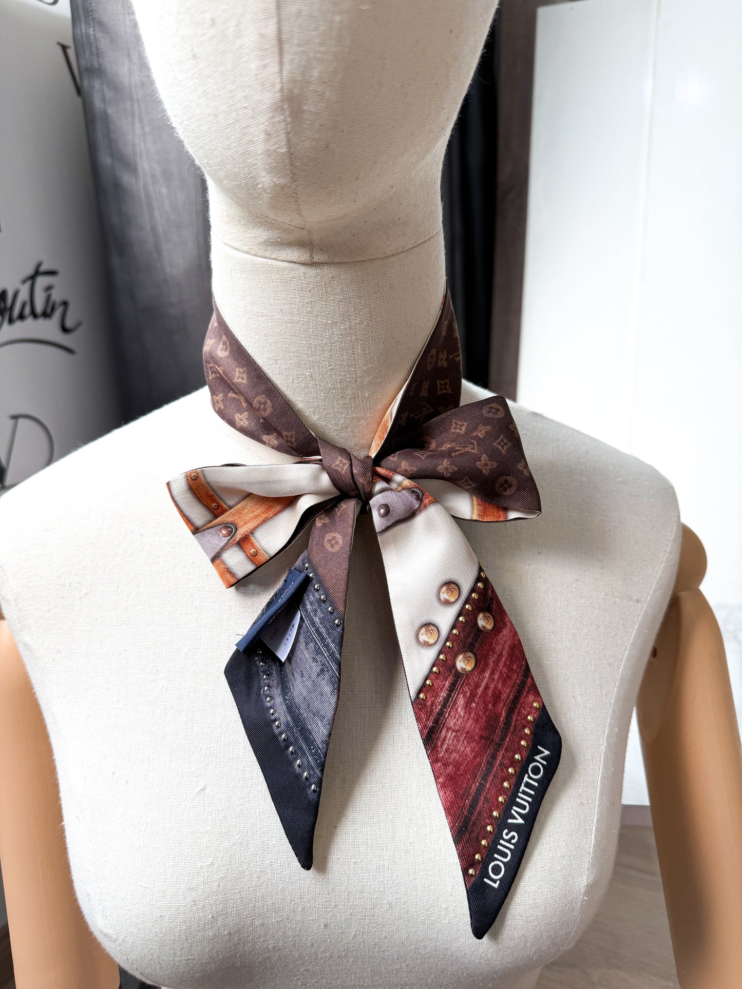 Khăn Twilly LV Đính Hạt