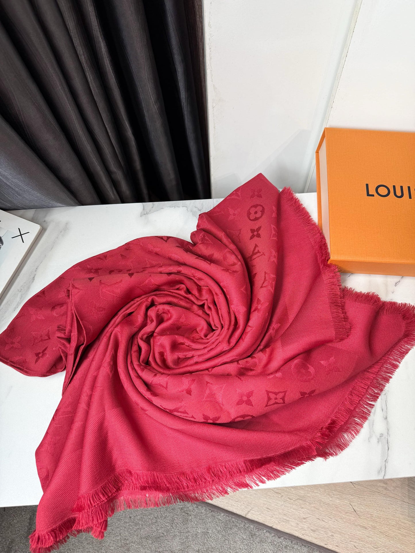 Khăn LV Màu Táo Đỏ