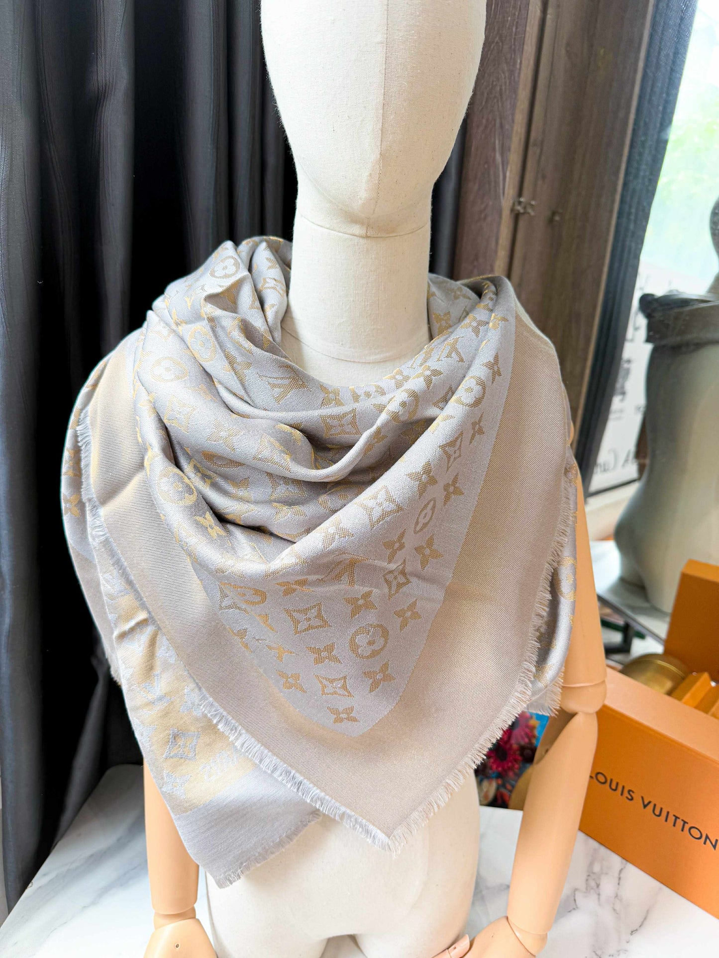 Khăn LV Ánh Kim Mất Tag 30/4