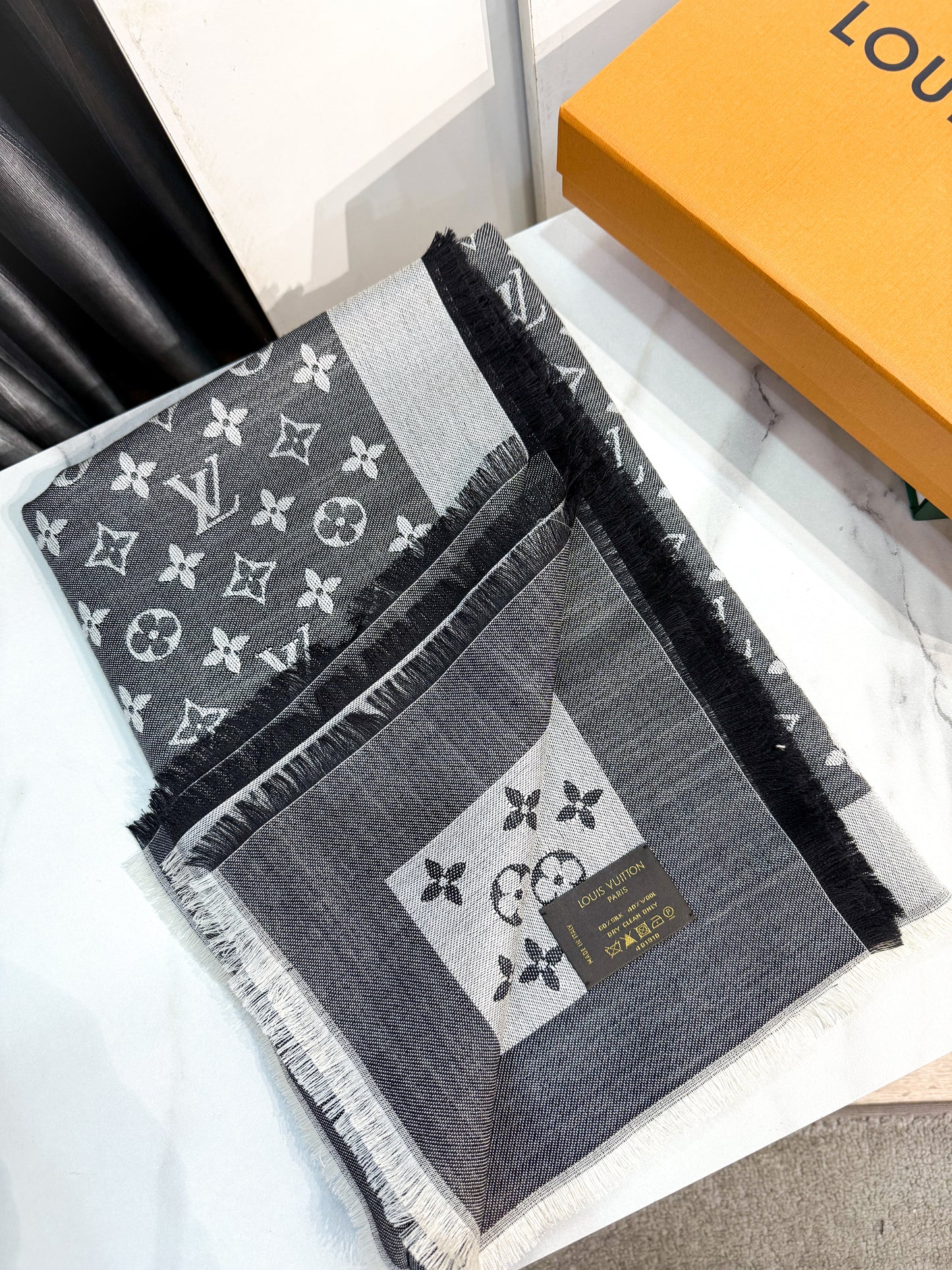 Khăn LV Denim Ghi Đen