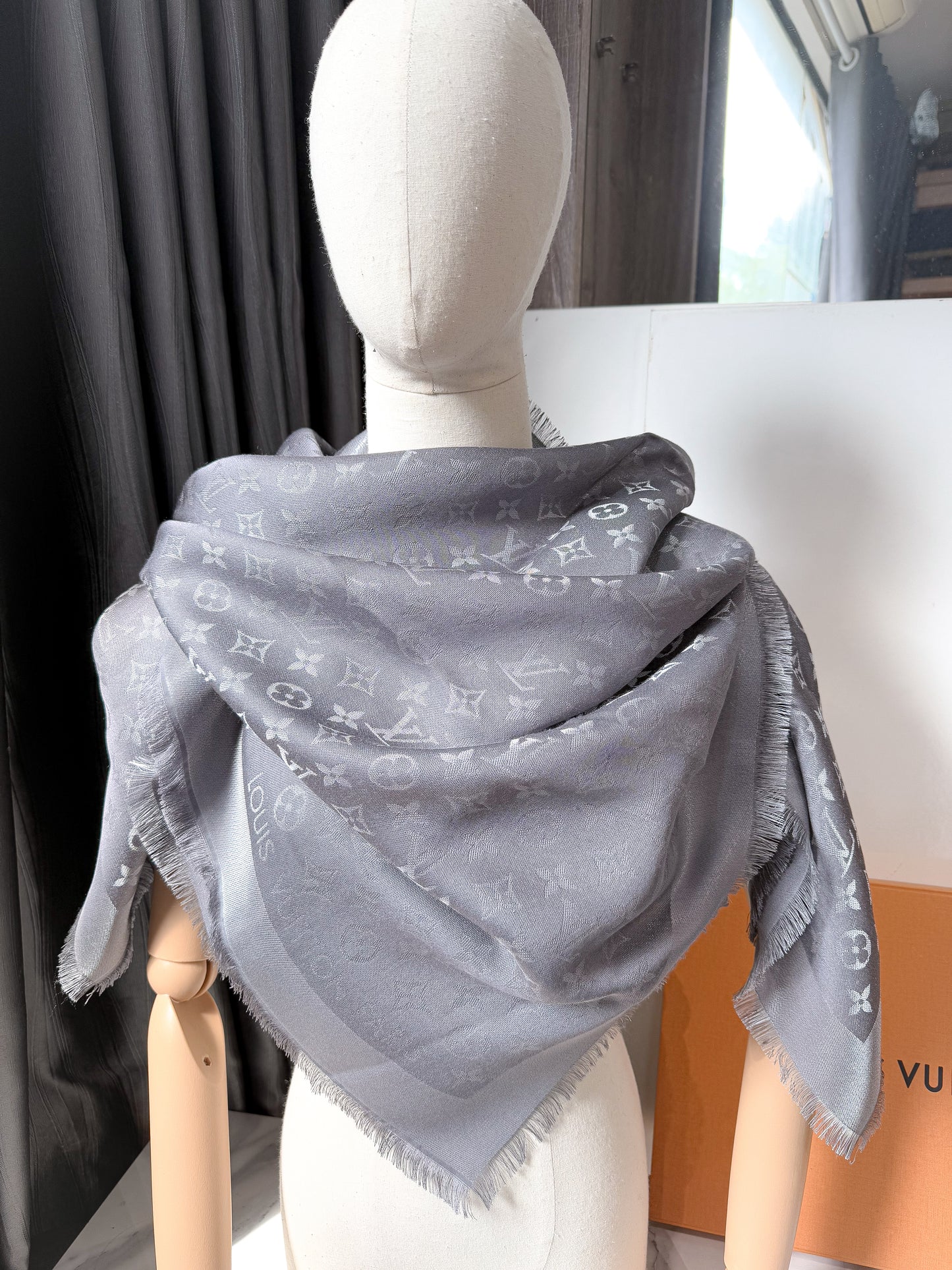 Khăn LV Ánh Kim Grey
