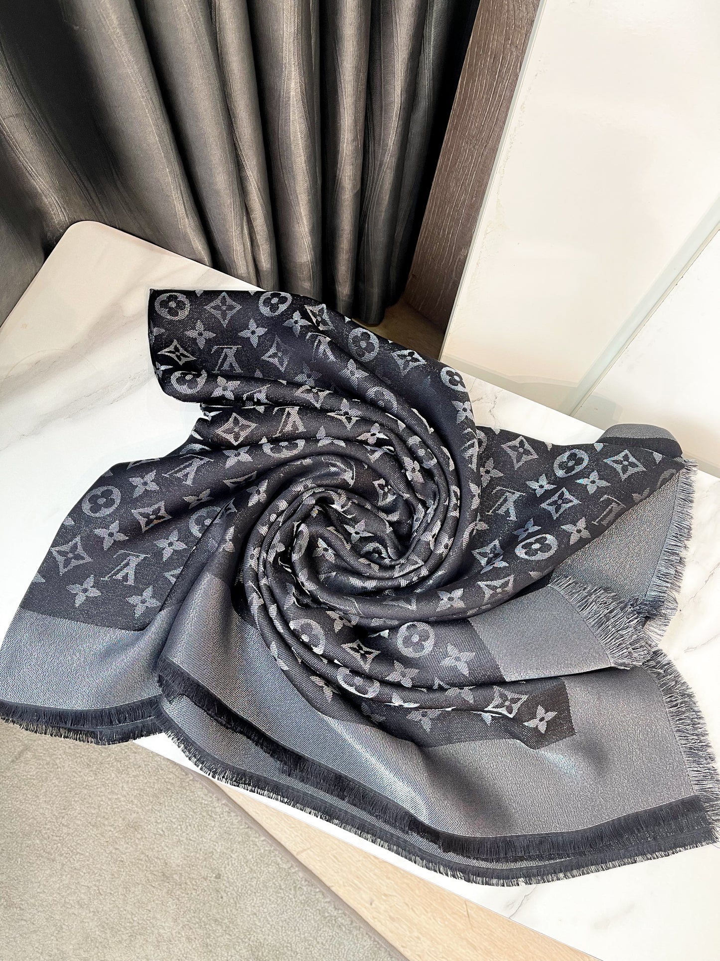 Khăn LV Ánh Kim Đen Ghi