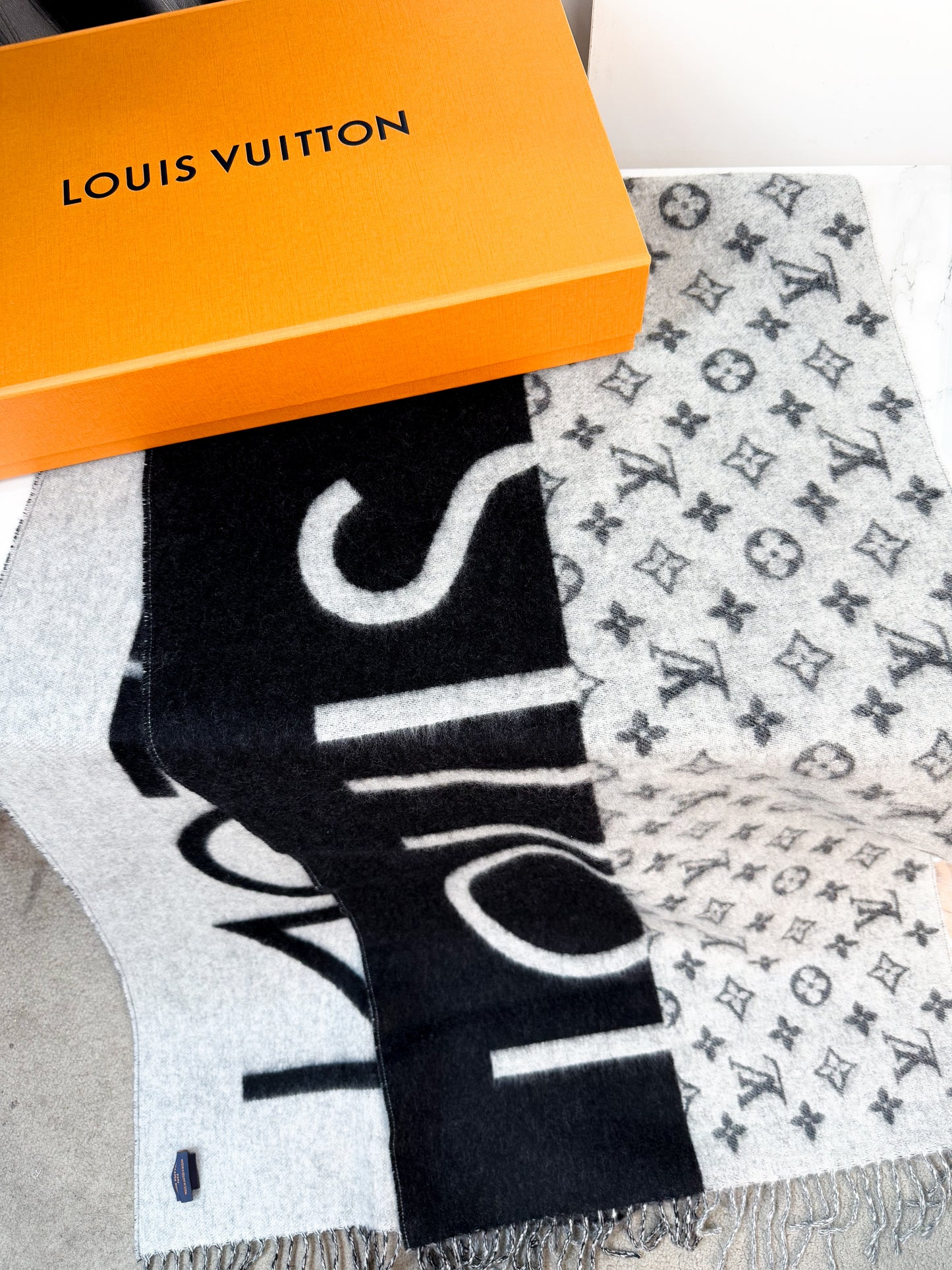 Khăn LV Cashmere Đen Ghi Logo
