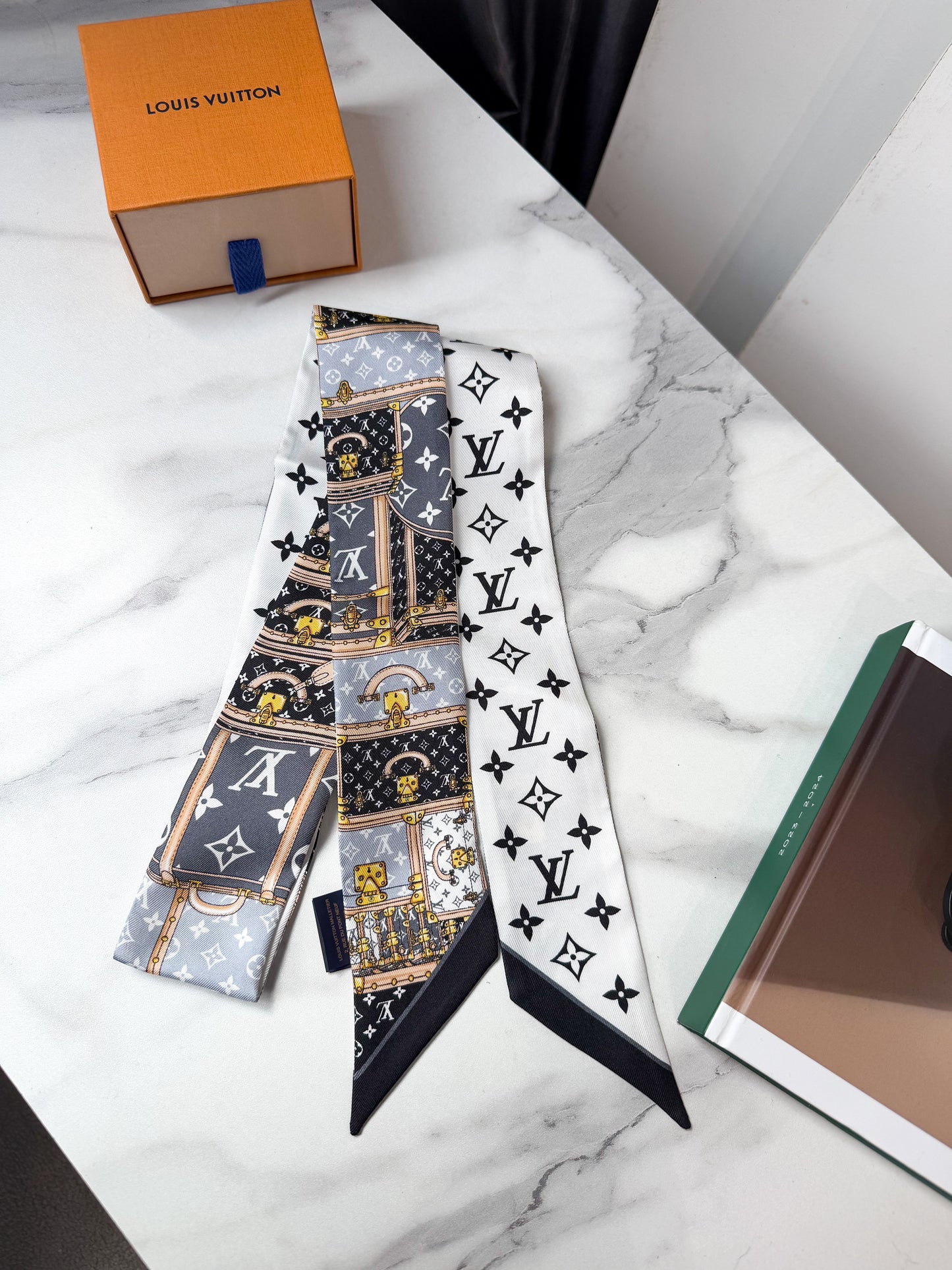 Khăn LV Twilly Trắng Hoạ Tiết