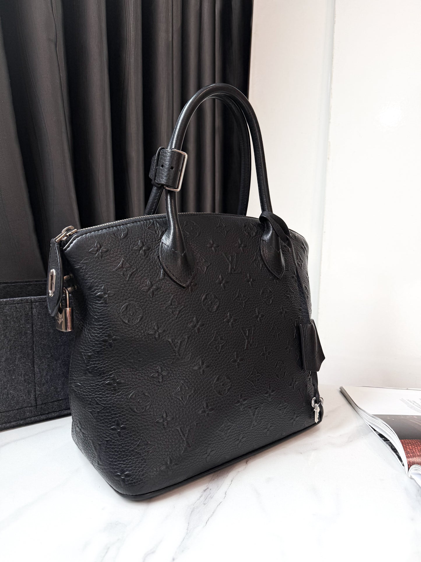 A LV Handbag Da Bê Đen