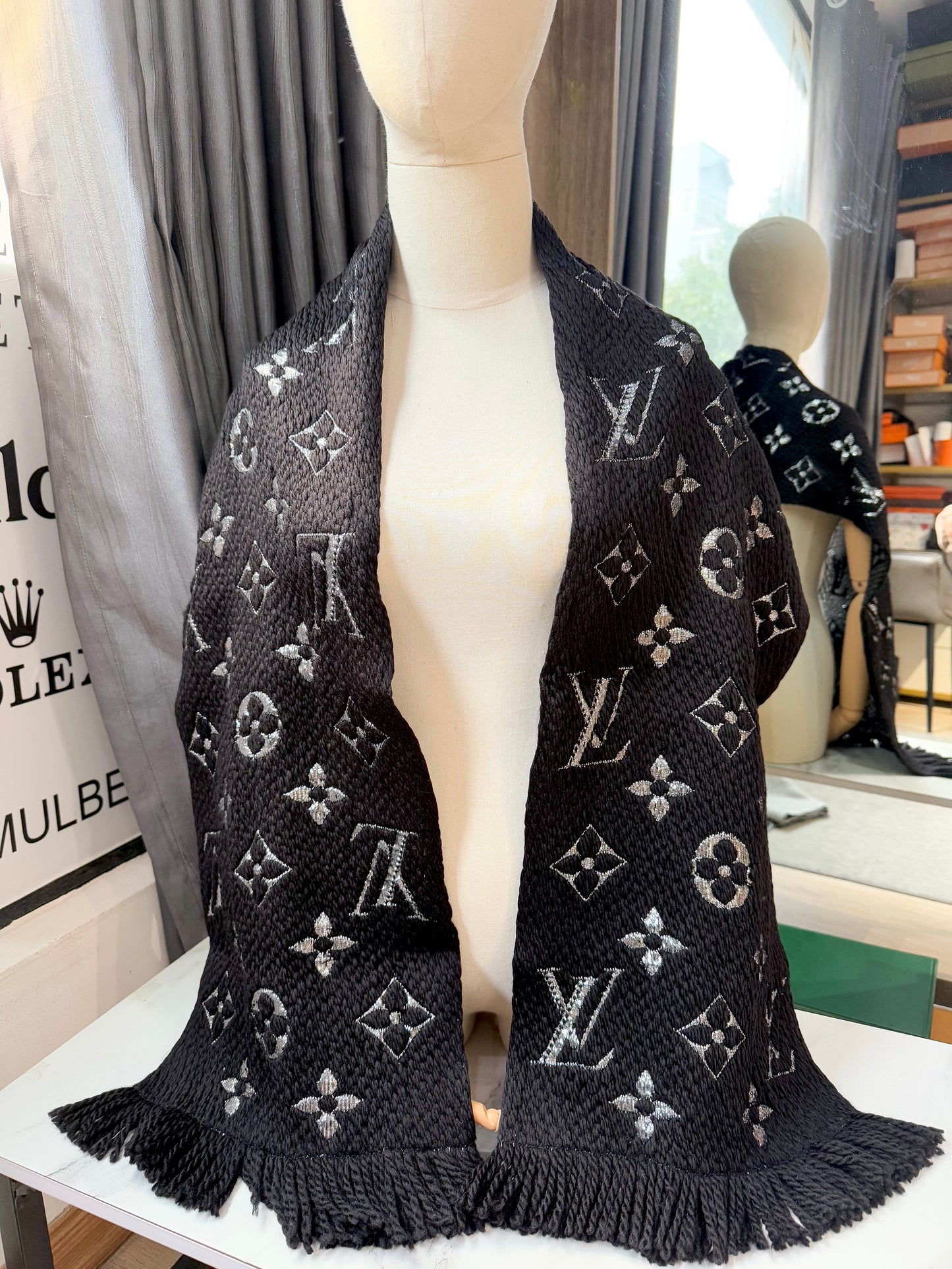 Khăn LV Len Đen Ánh Kim