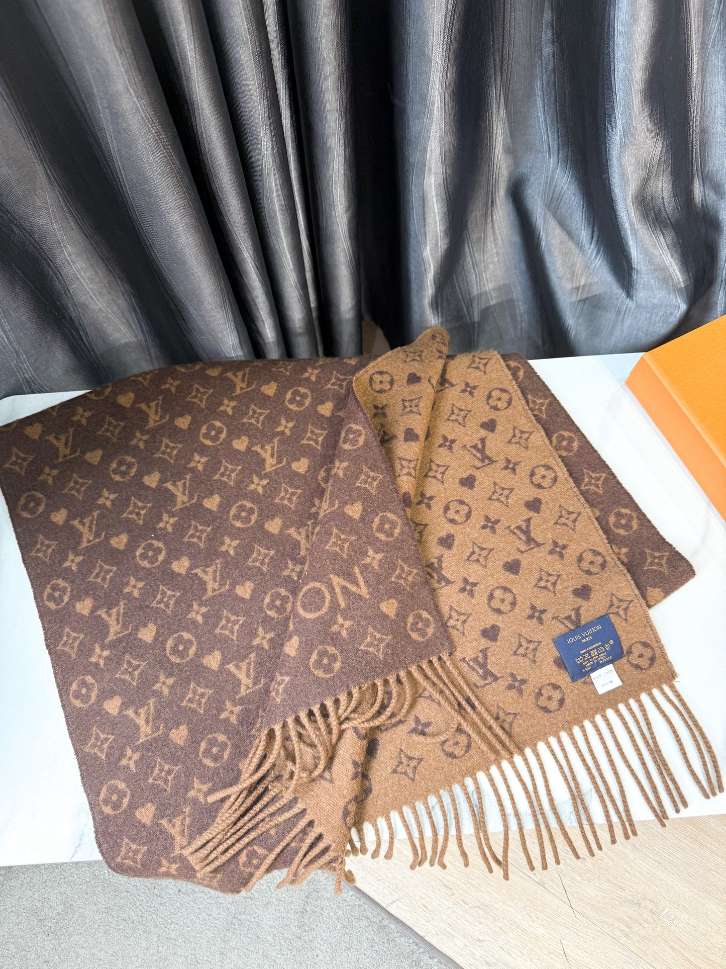 Khăn LV Cashmere Nâu Logo Nhỏ