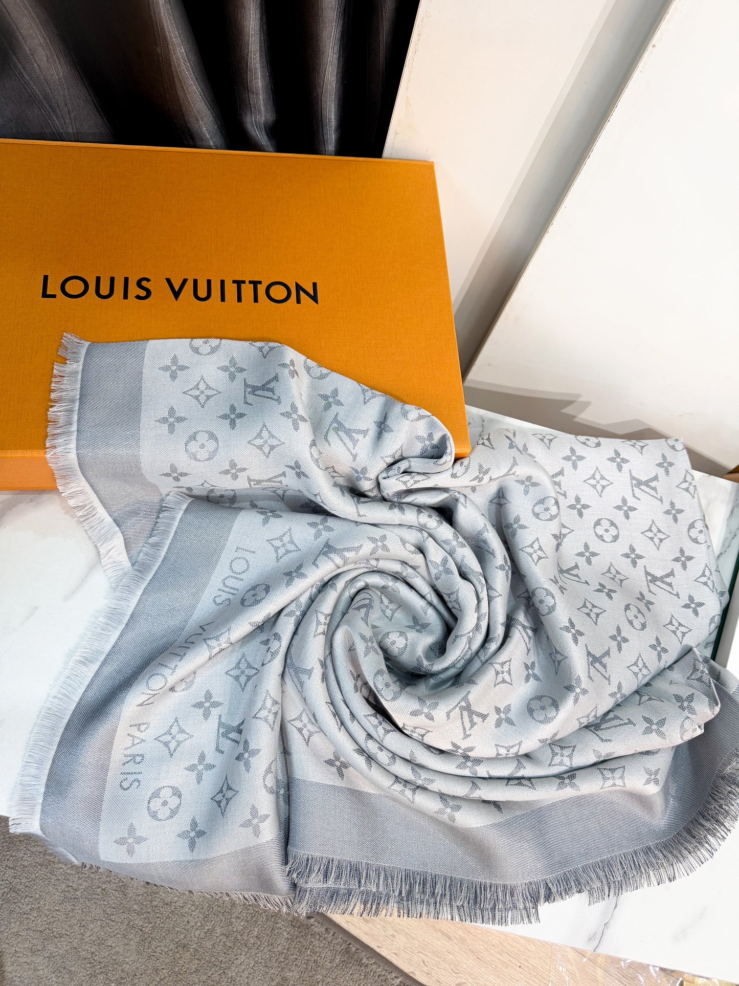 Khăn LV Ánh Kim Ghi