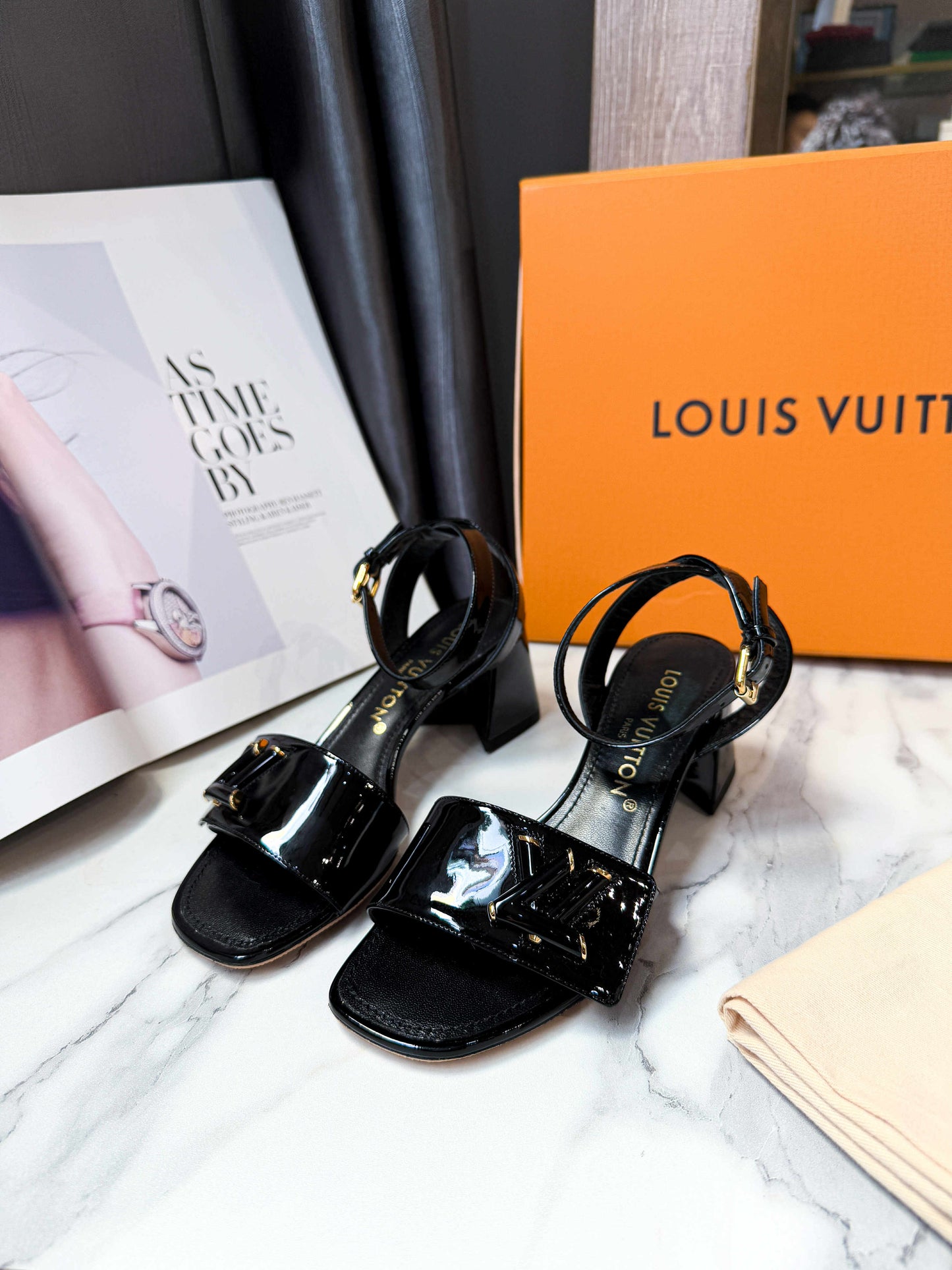 Sandal LV Đen Da Bóng Size 36