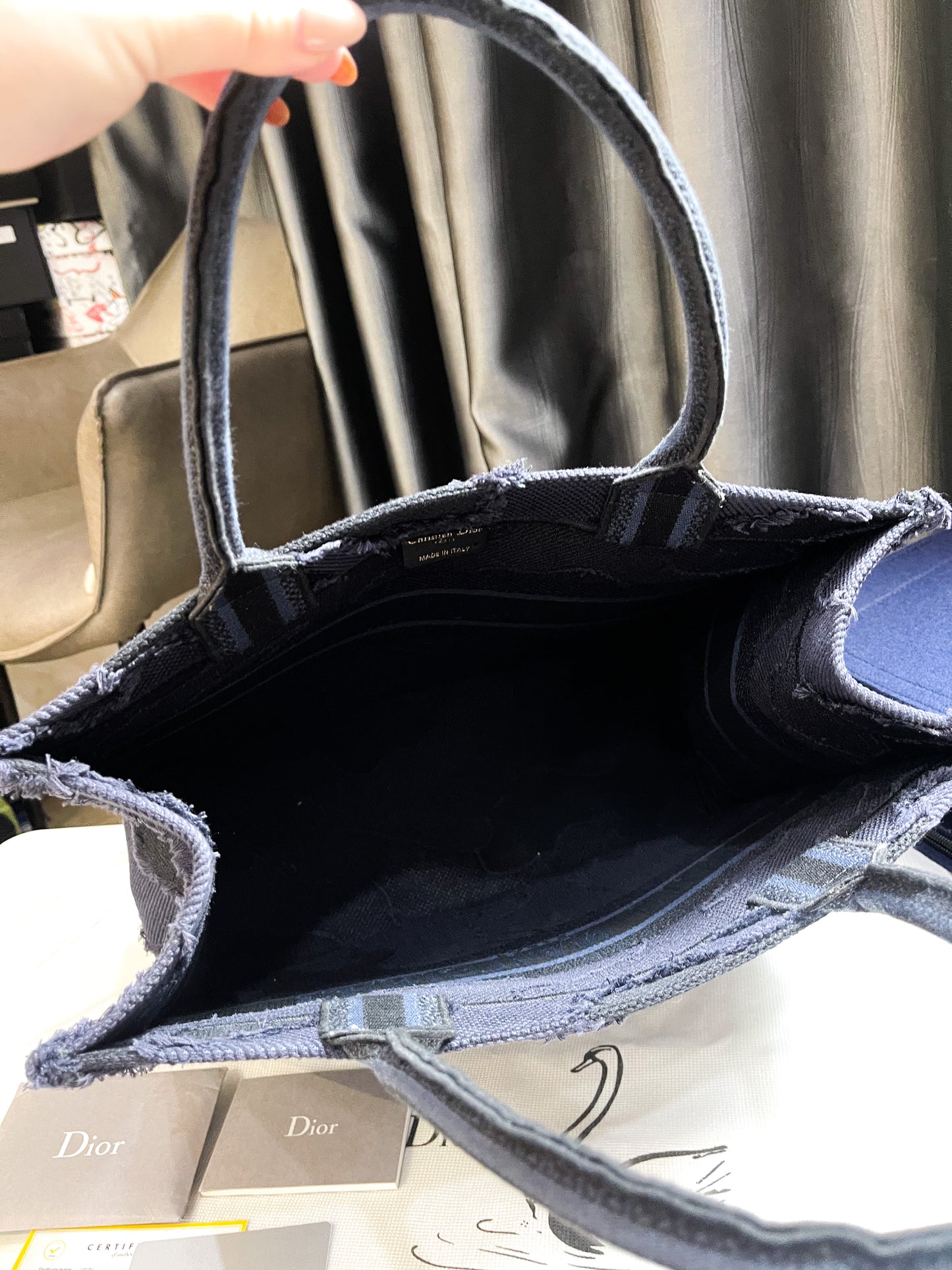 Book Dior Tote Size M