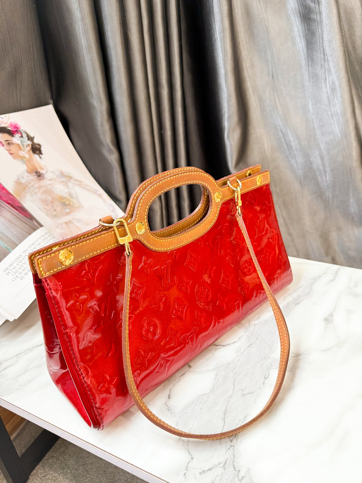LV Vernis Đỏ