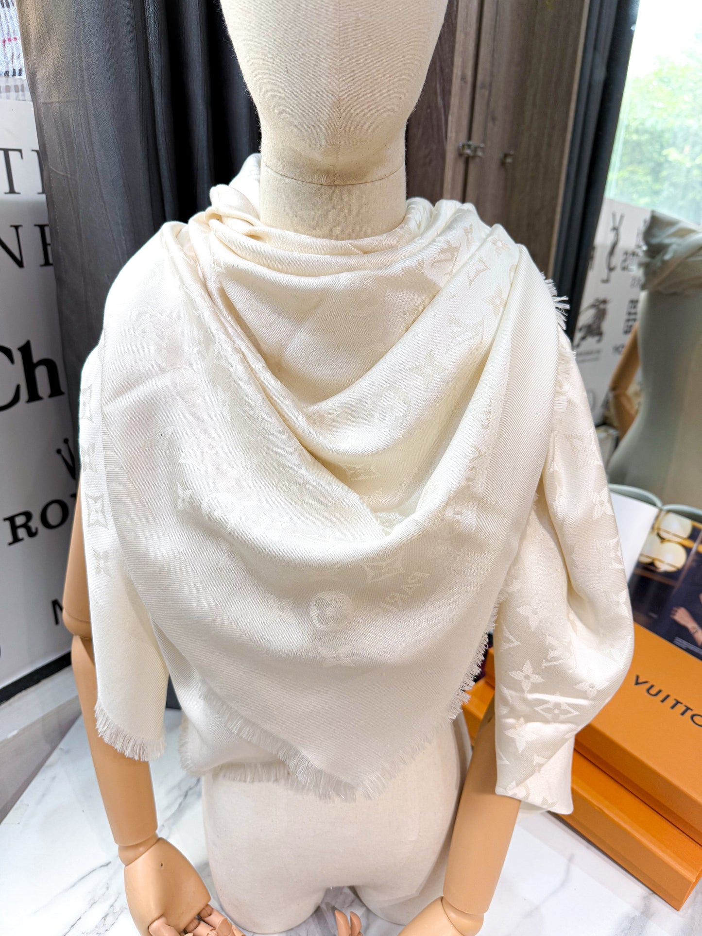 Khăn LV Trắng Ngà 28/3