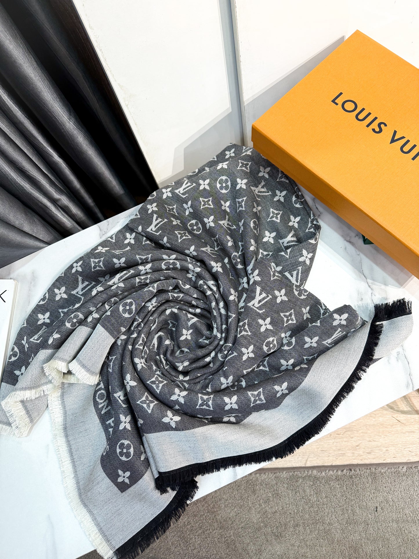 Khăn LV Denim Ghi Đen