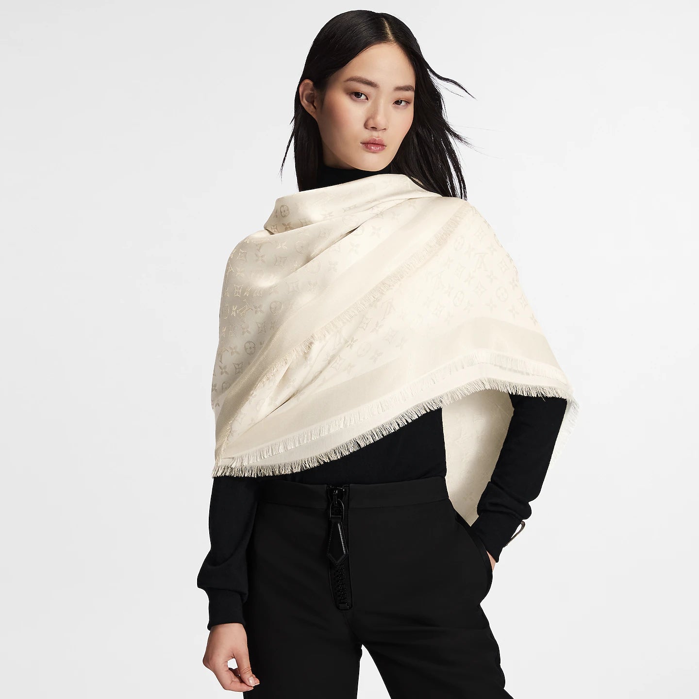 Khăn LV Trắng Ánh Kim 12/5
