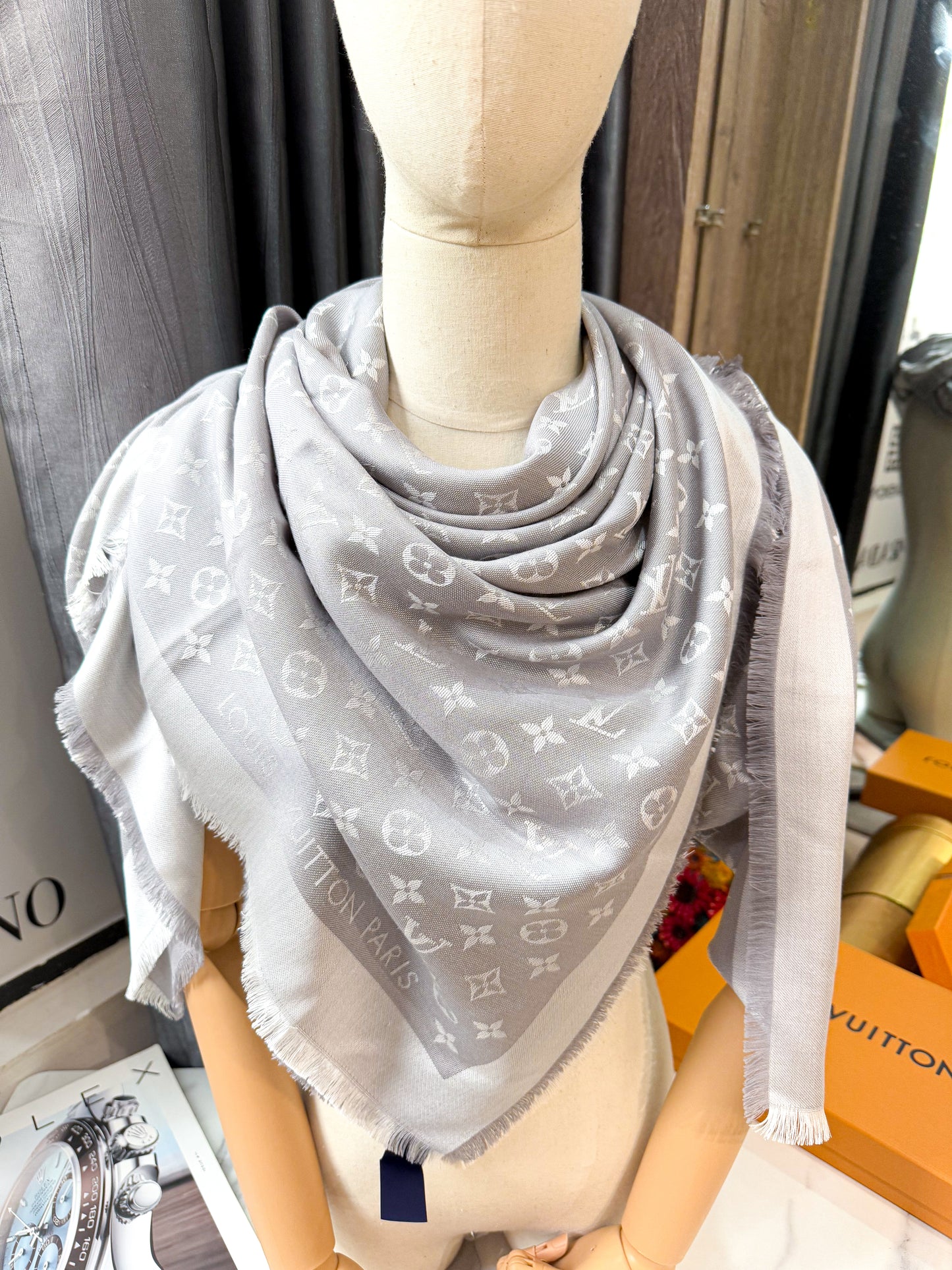 Khăn LV Ghi Ngọc Trai 27/3