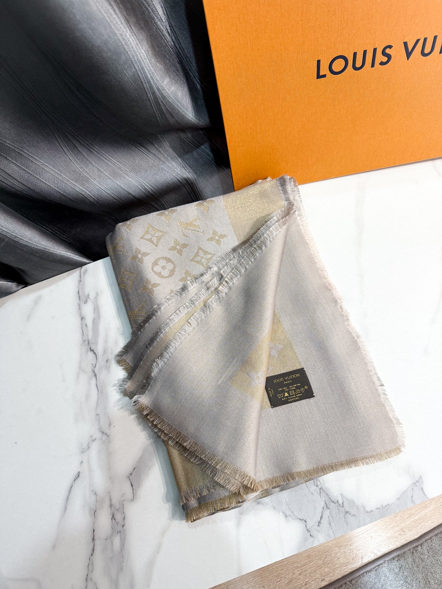 Khăn LV Ghi Ánh Kim Vàng