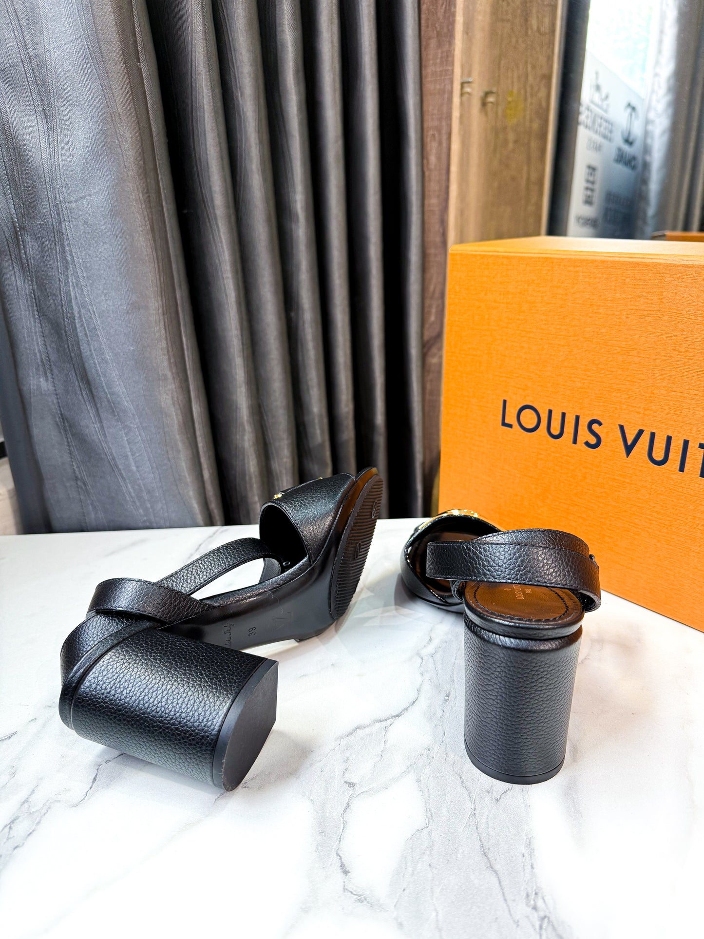 Sandal LV Da Bê Đen Size 39