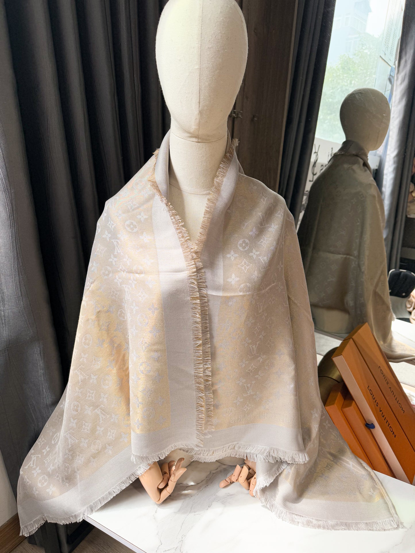 Khăn LV Ánh Kim Ghi Vàng 7/3