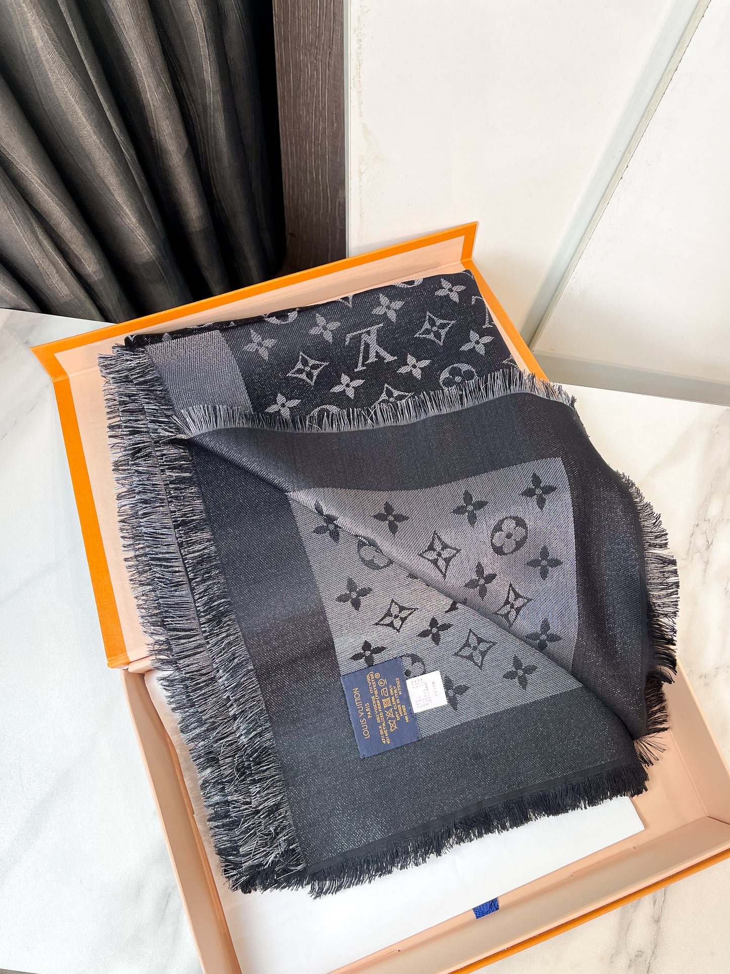 Khăn LV Ánh Kim Đen