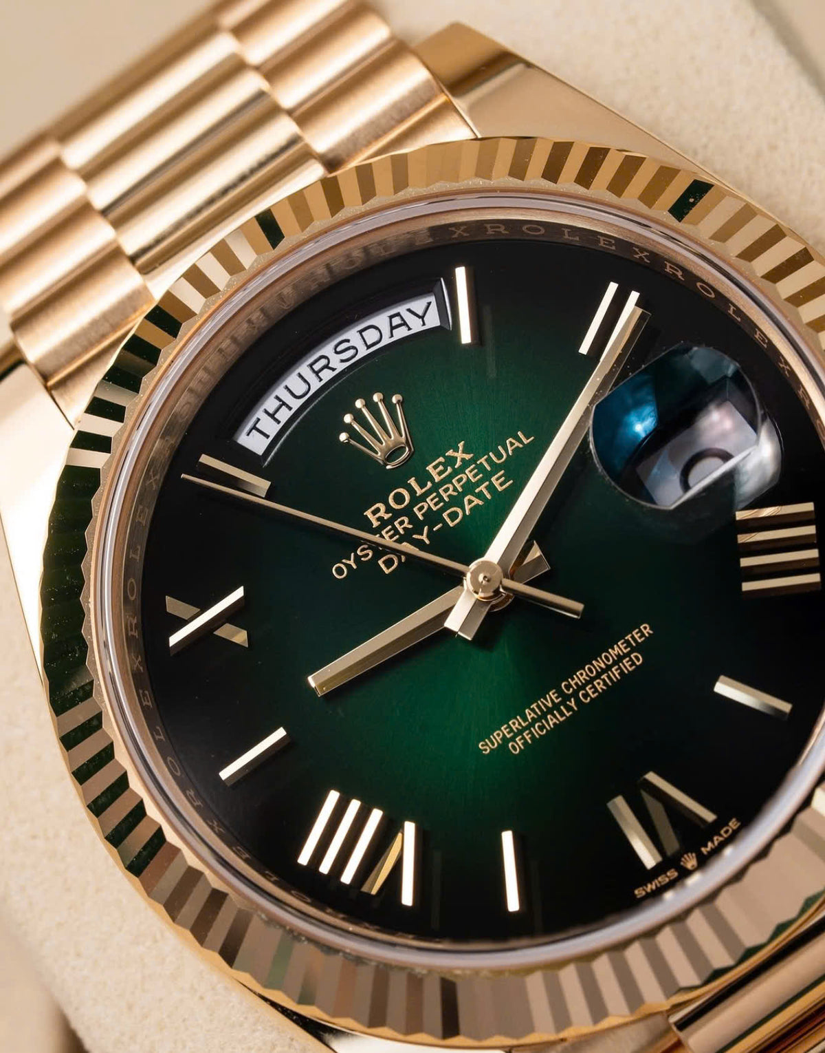 Đồng Hồ Rolex Day-Date 40 228238 Ombré Green