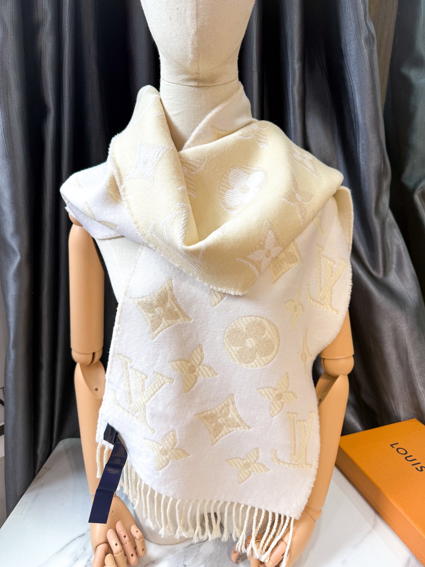 Khăn LV Len Ánh Kim