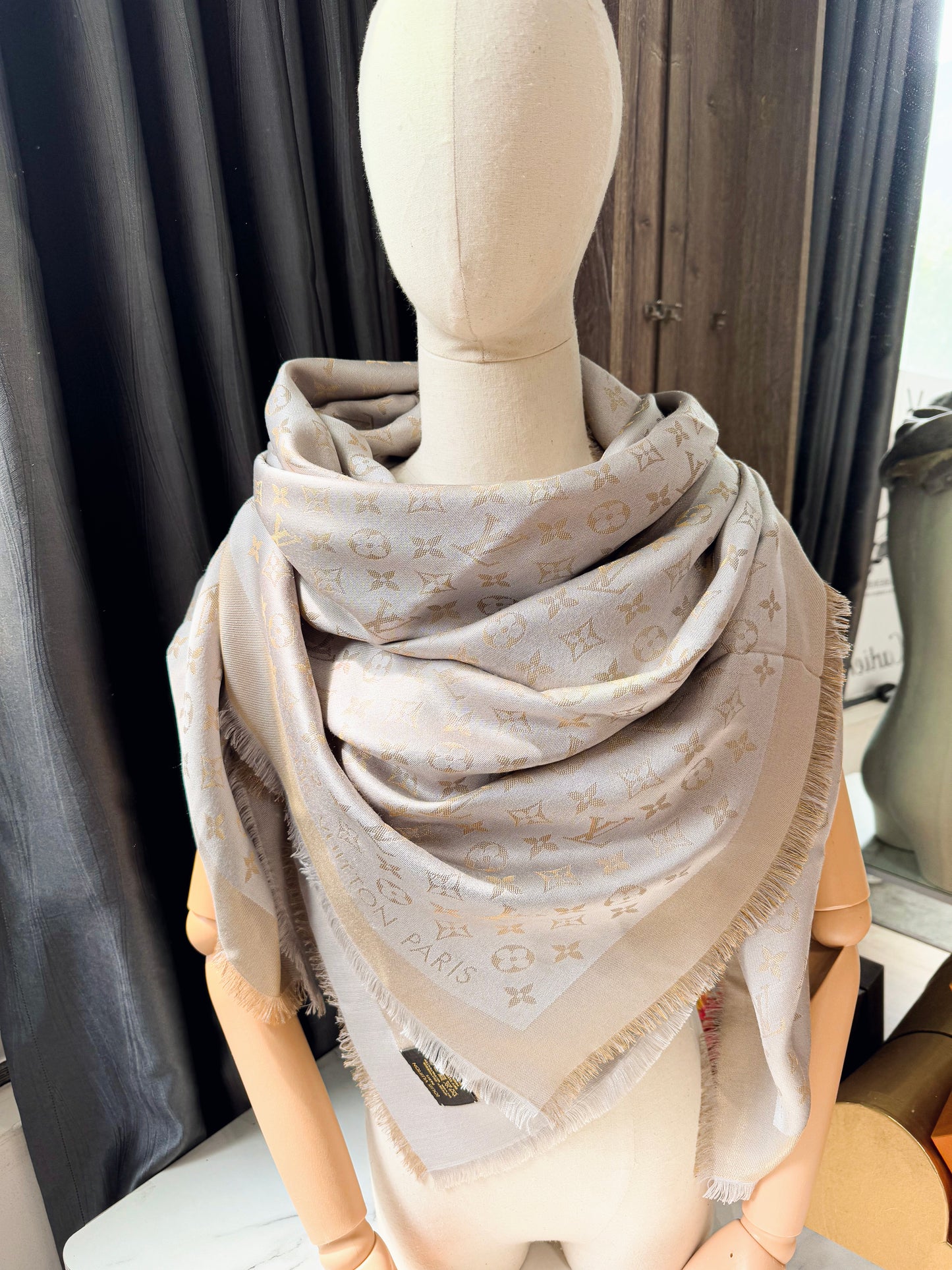 Khăn LV Ánh Kim Ghi Vàng 7/3