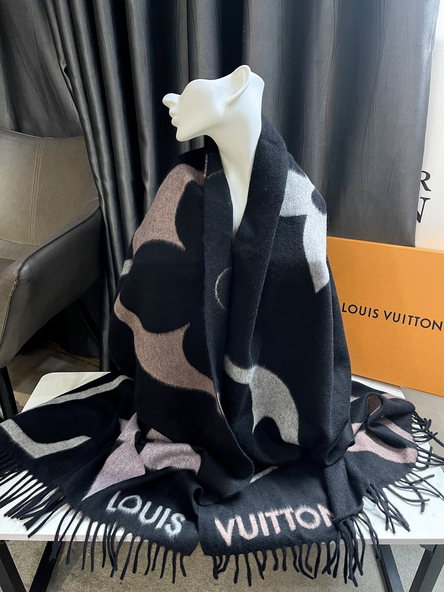Khăn Choàng Cashmere LV