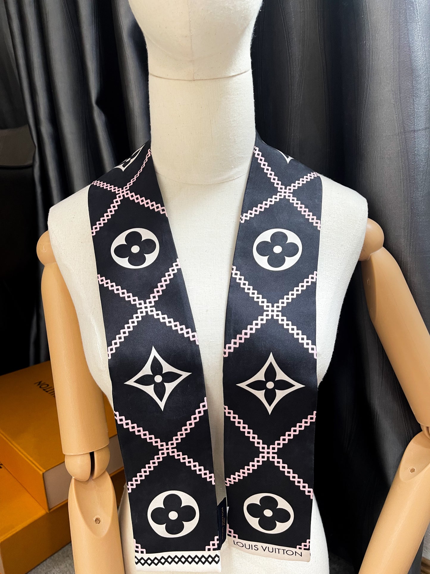 Khăn Twilly LV Used