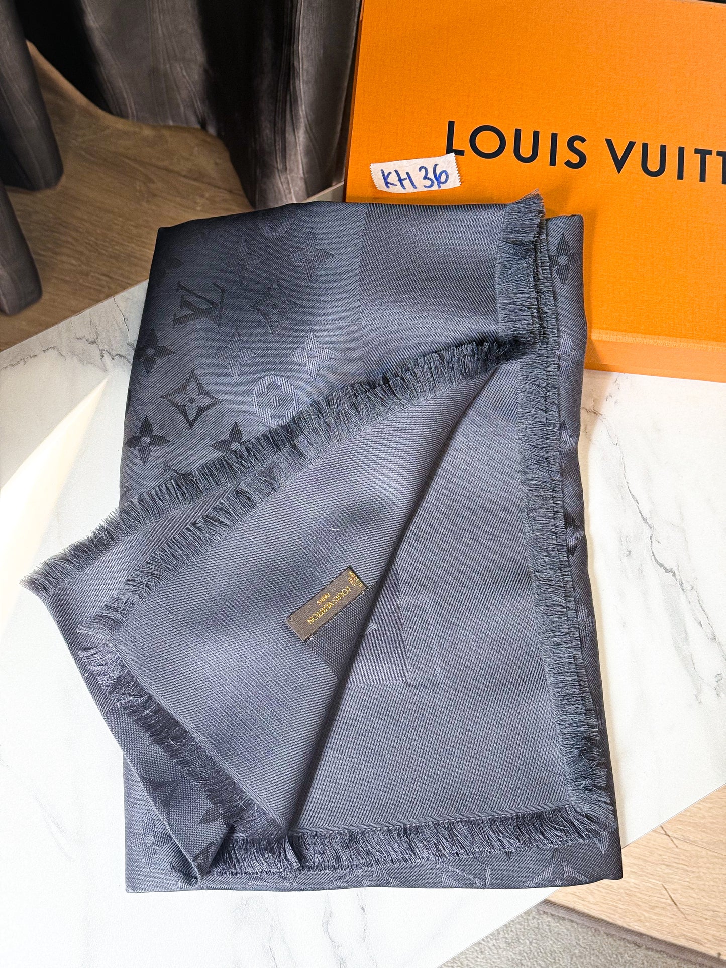 Khăn LV Grey KH36 13/11