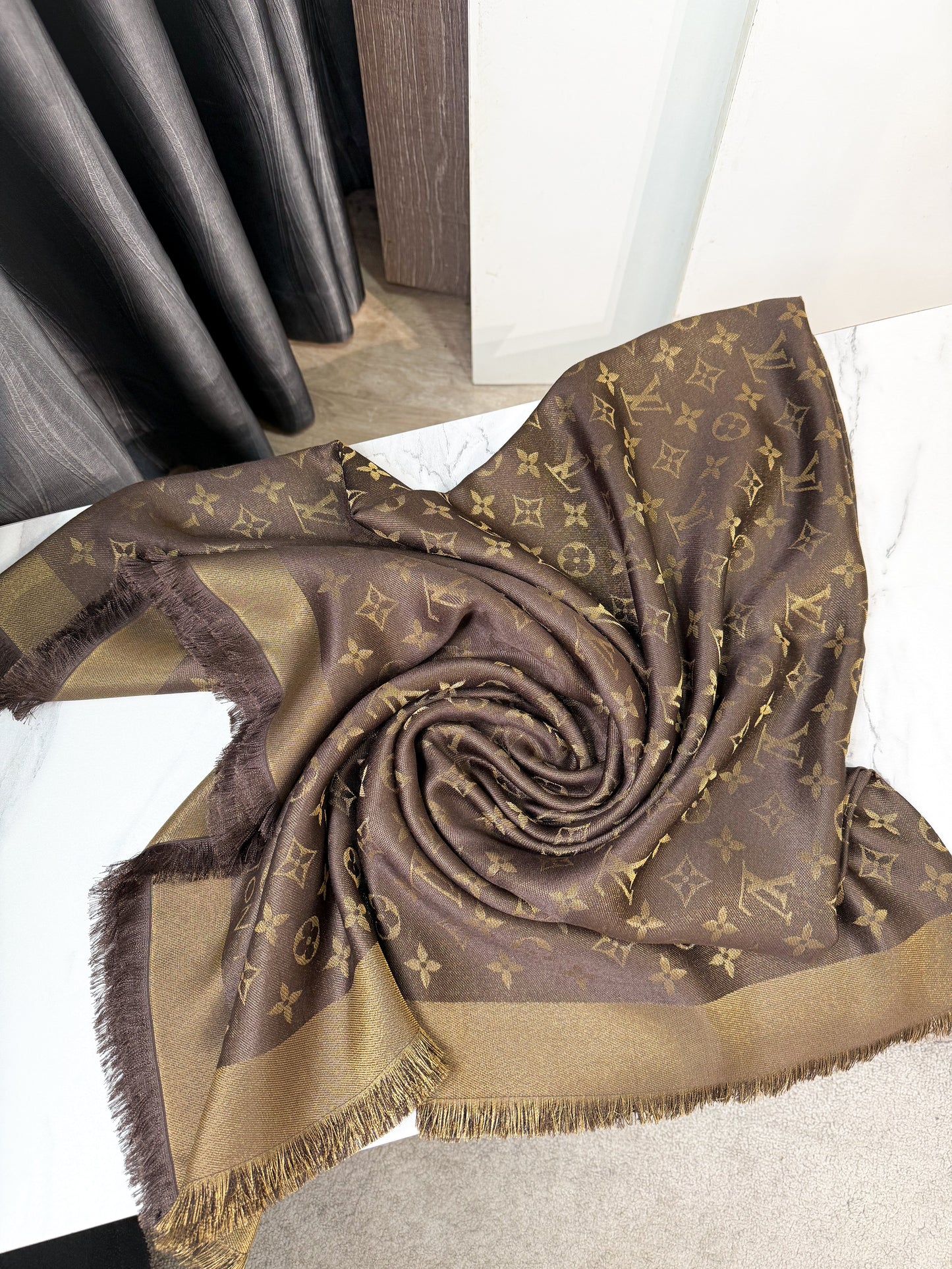 Khăn LV Ánh Kim Nâu