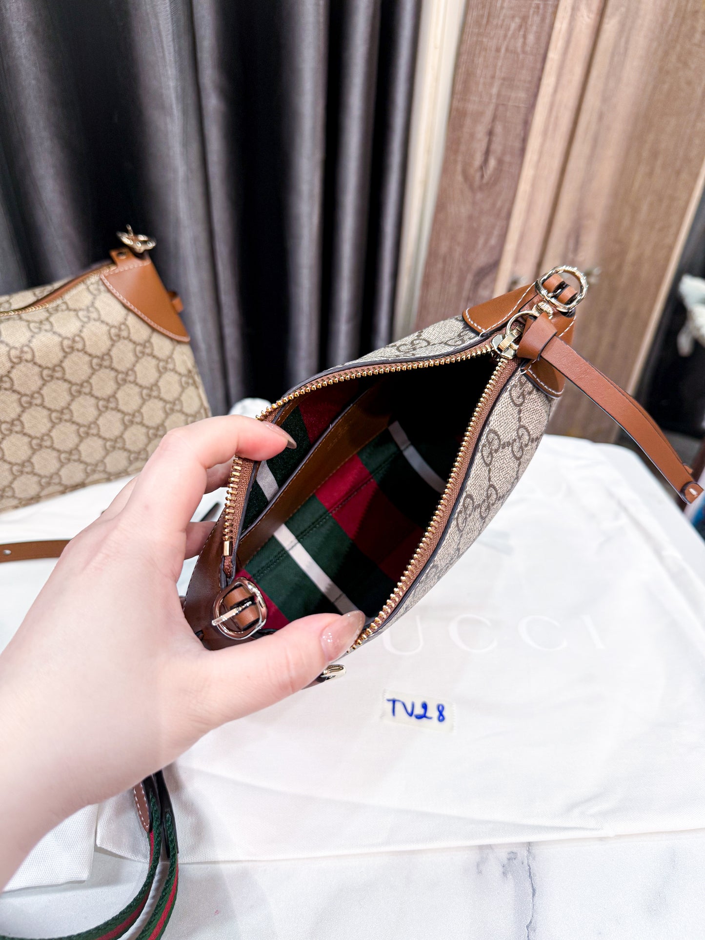 A A Gucci Emblem New TV28