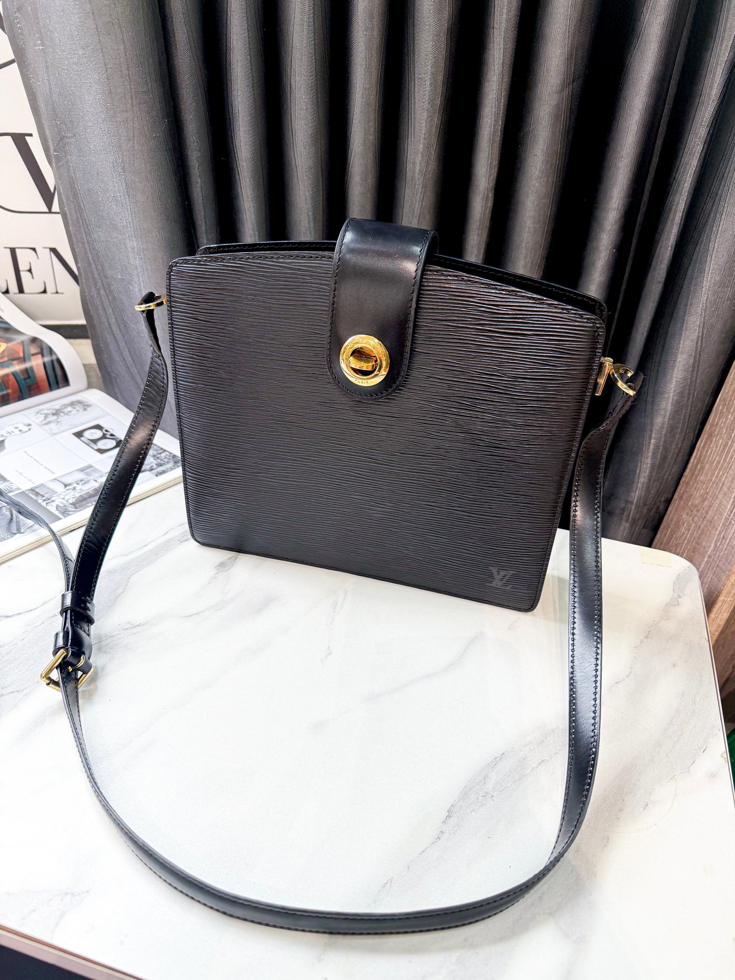 A A Túi Chéo LV Epi Đen