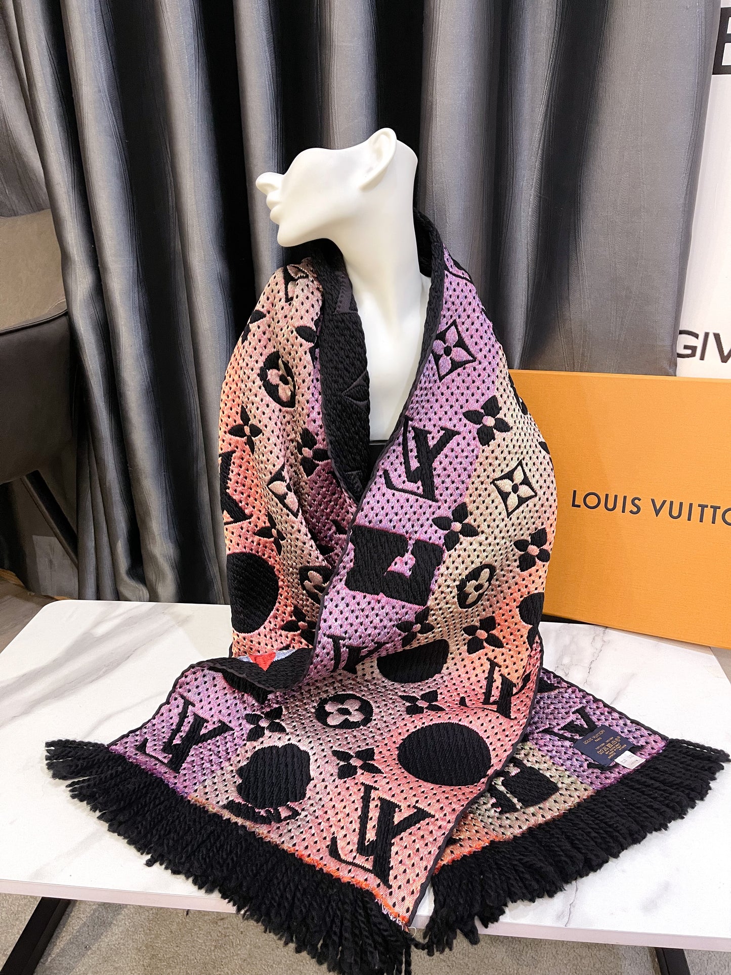 Khăn Len LV Charm