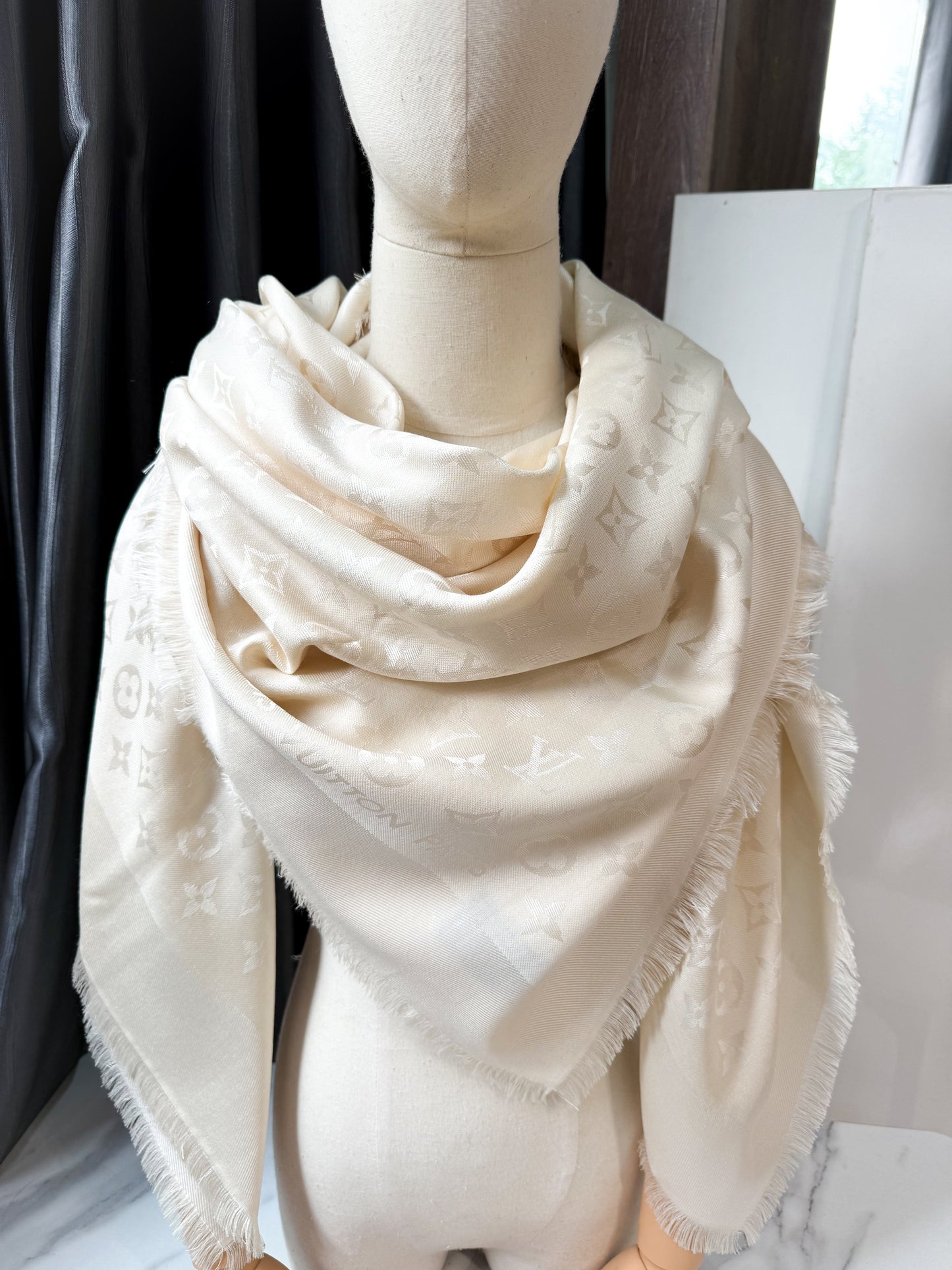 Khăn LV Trắng Khổ 140x140