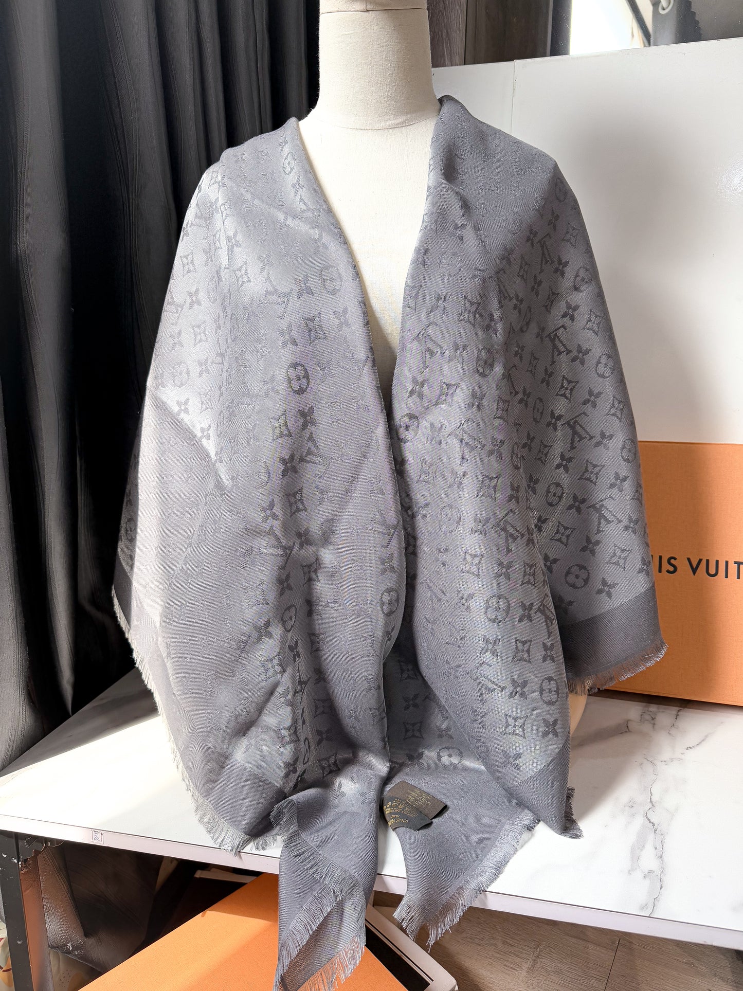 Khăn LV Ánh Kim Grey