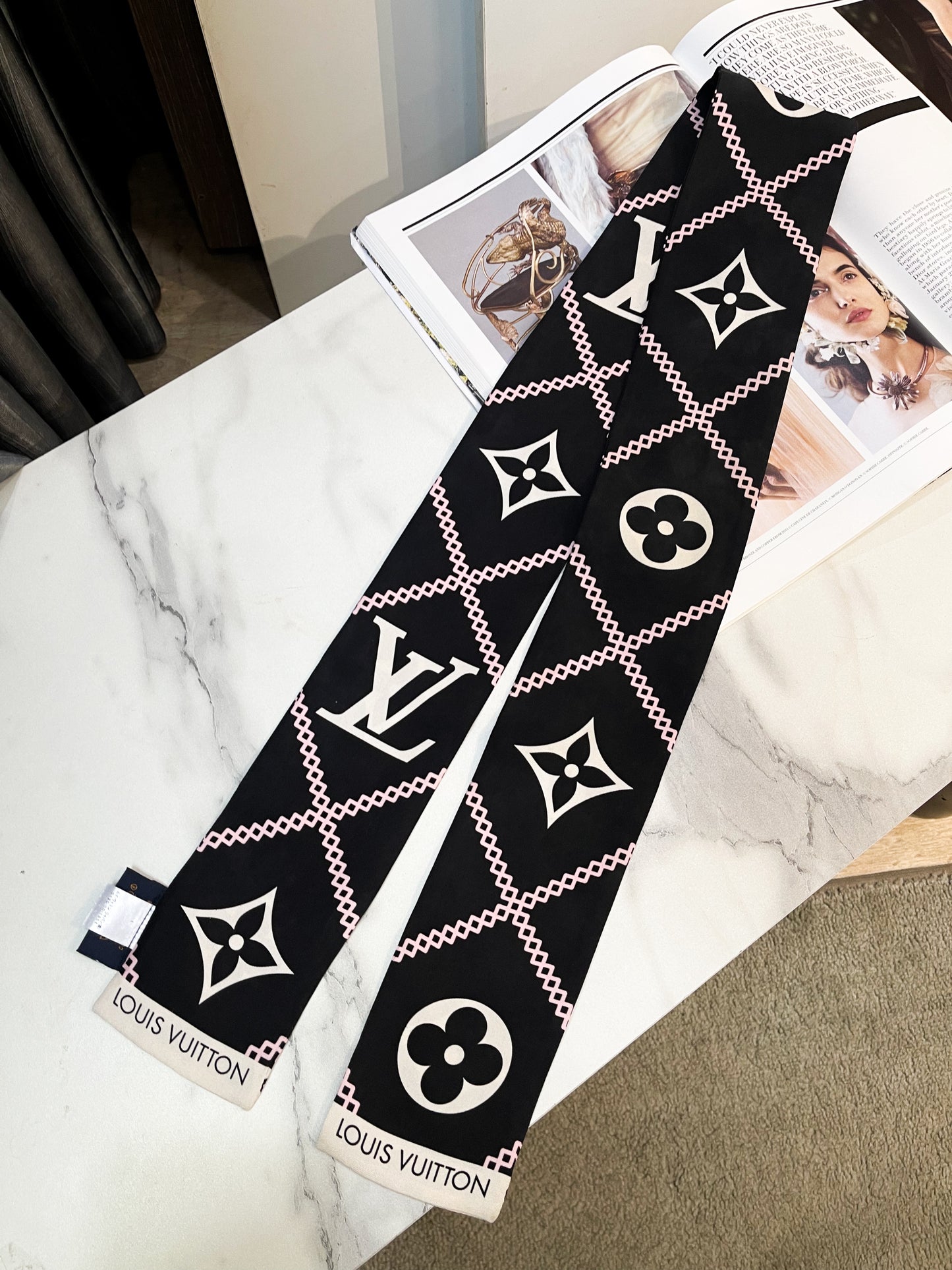 Khăn Twilly LV Used
