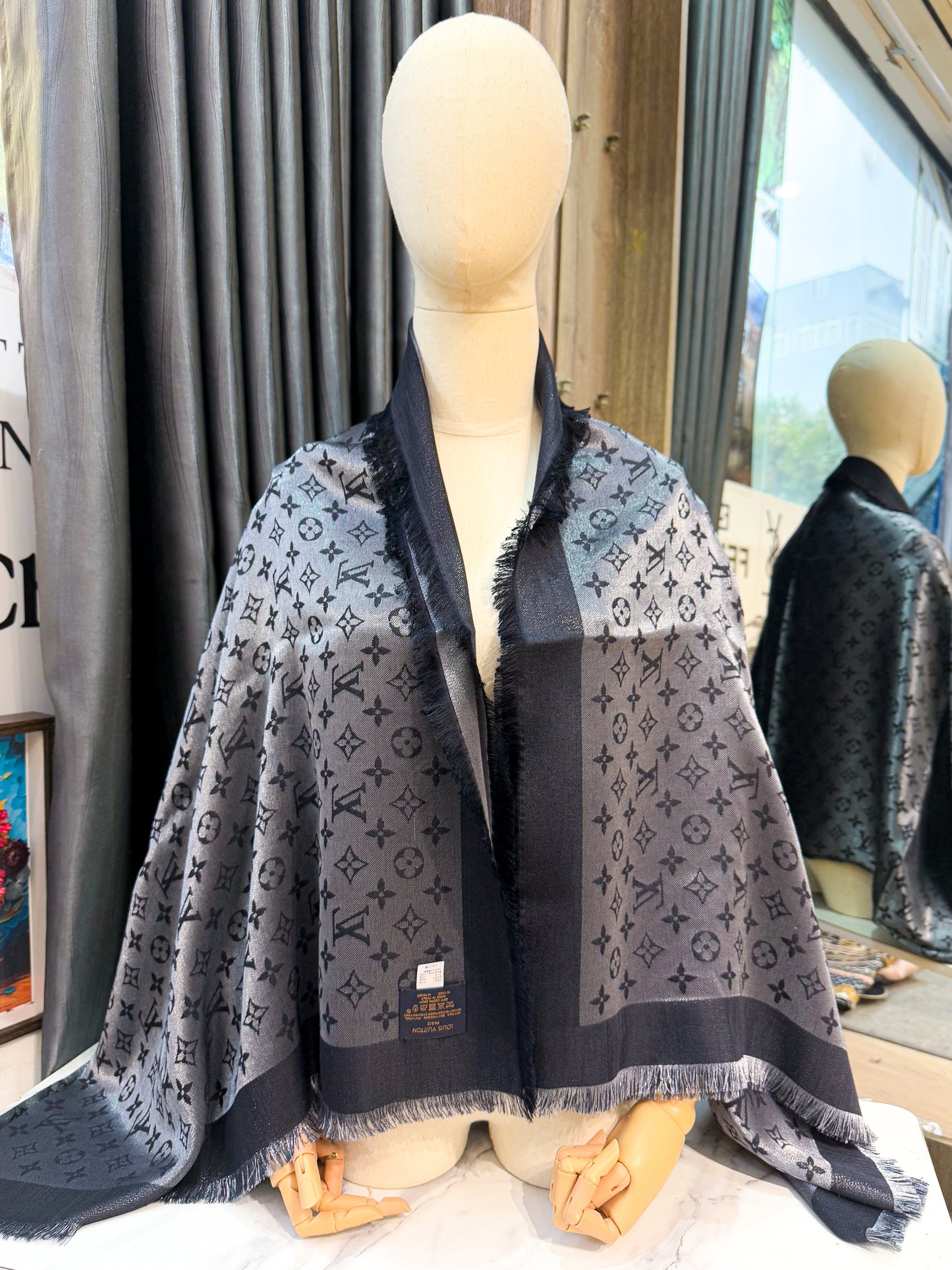 Khăn LV Ánh Kim Đen 28/2