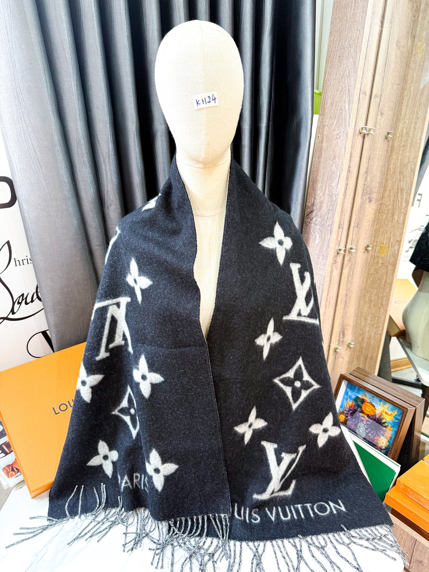 Khăn LV Cashmere Đen Ghi KH23 6/11