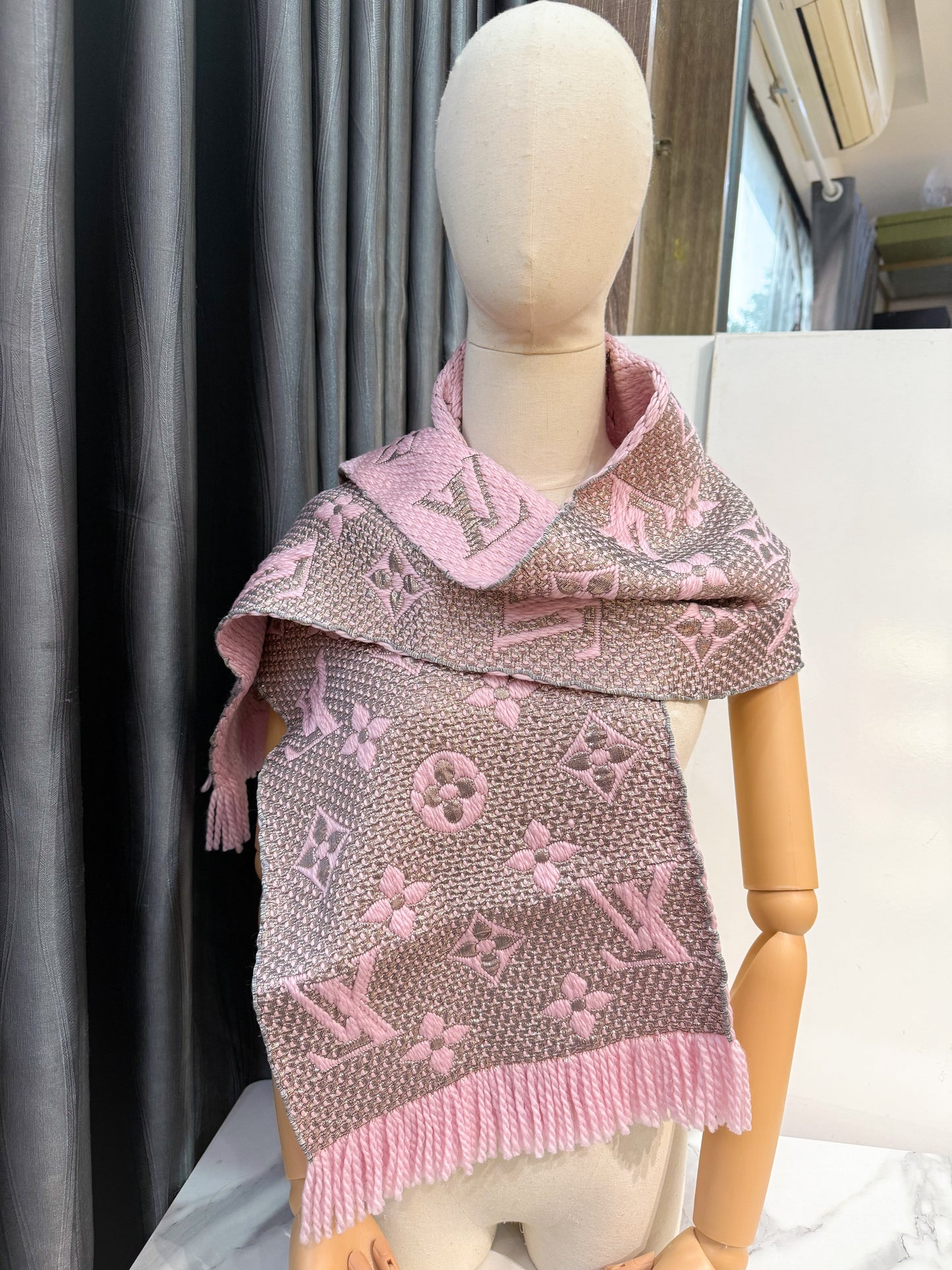 Khăn LV Len Hồng Ánh Kim