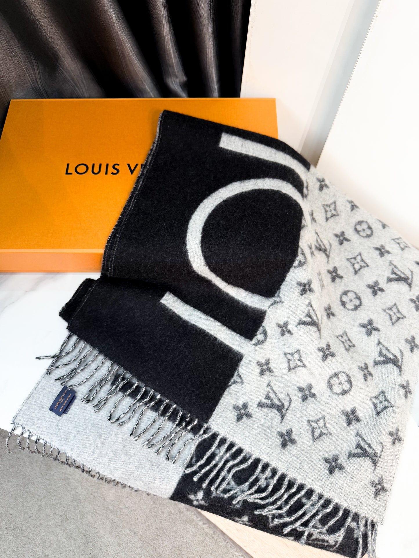 Khăn LV Cashmere Đen Ghi Logo