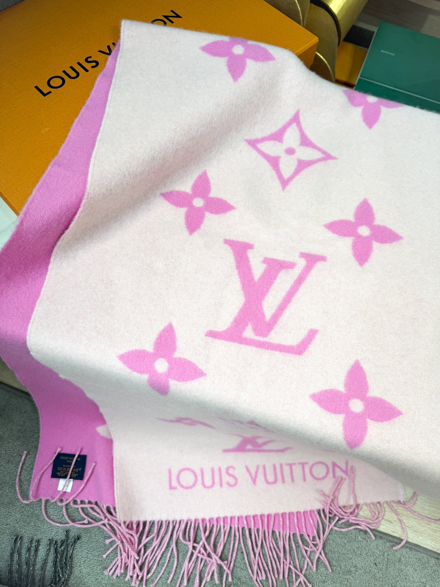 Khăn LV Cashmere Hồng