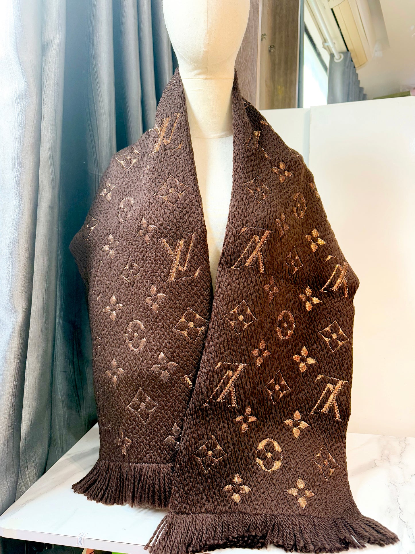 Khăn LV Len Nâu Ánh Kim