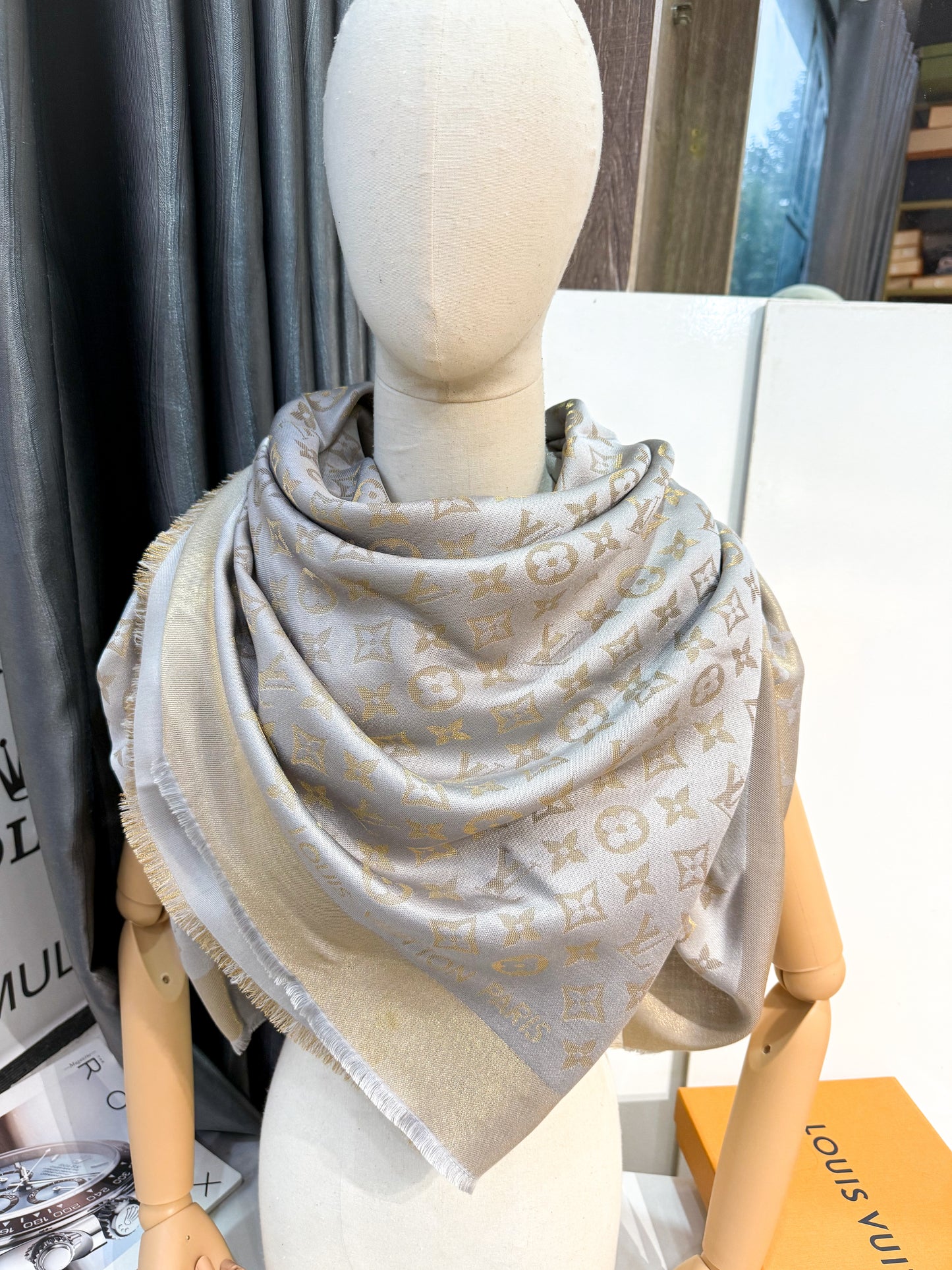 Khăn LV Ánh Kim Ghi Vàng