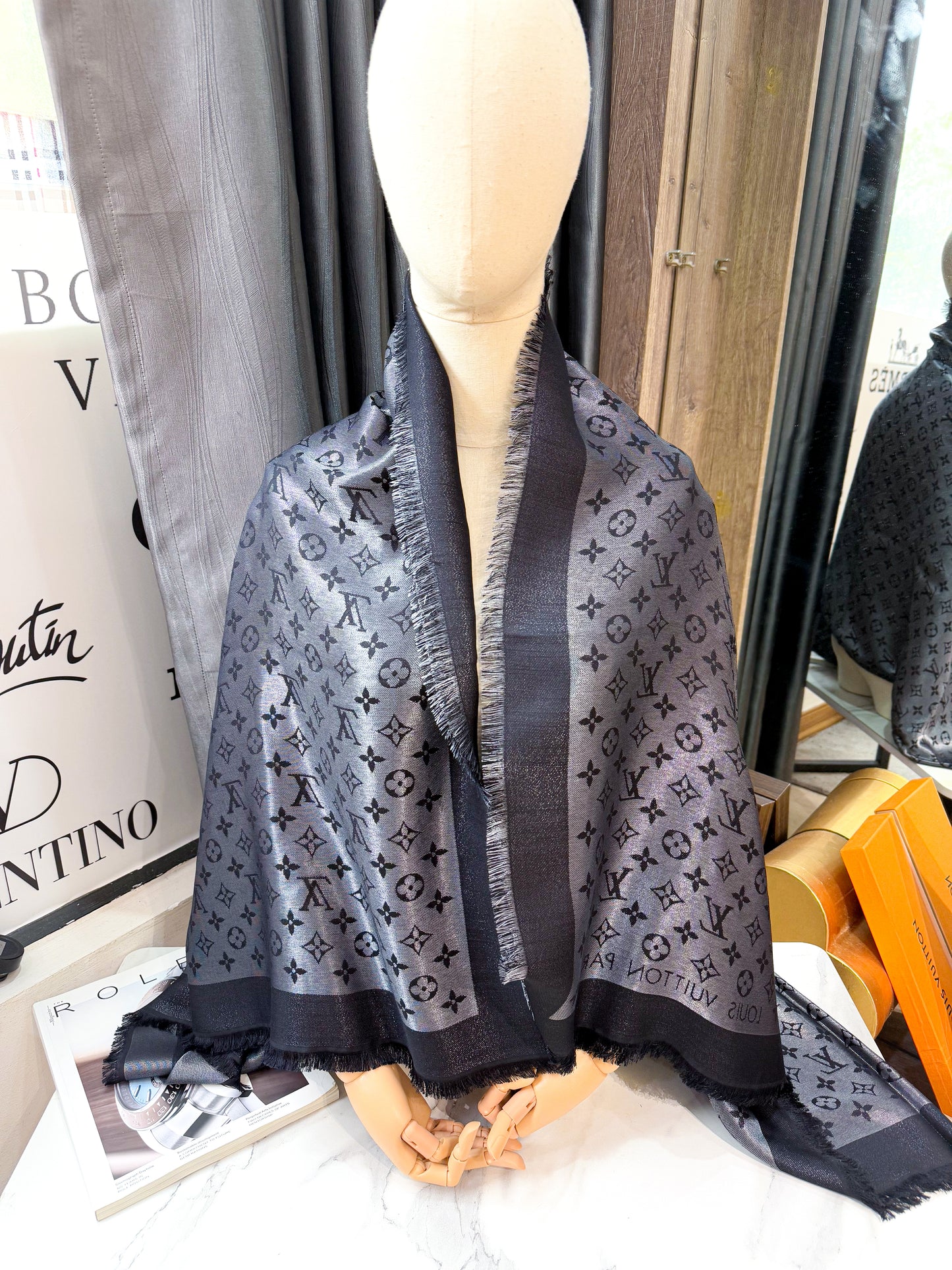 Khăn LV Ánh Kim Đen 27/3