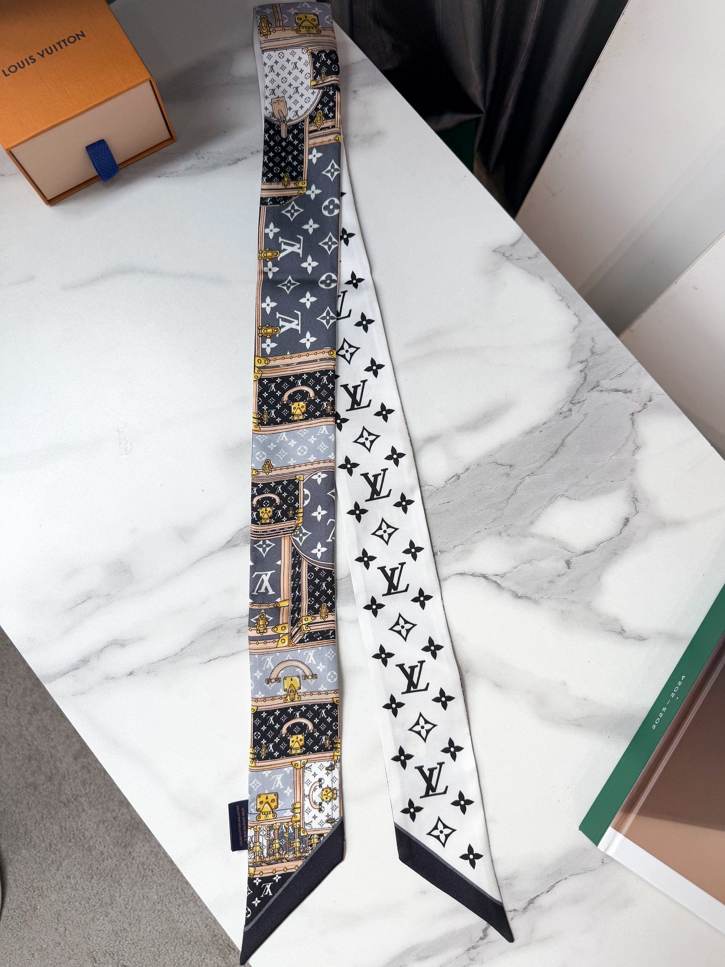 Khăn LV Twilly Trắng Hoạ Tiết