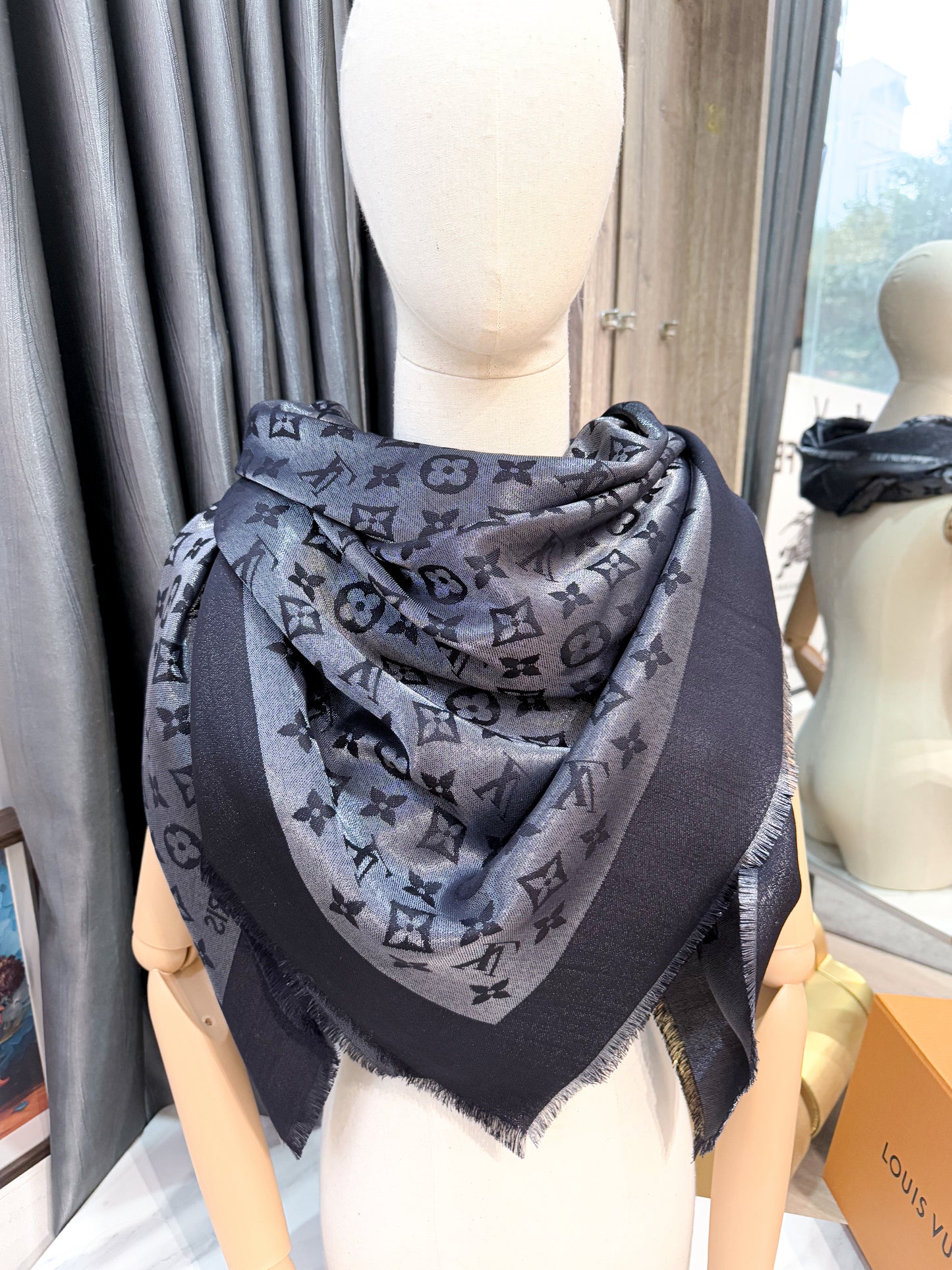 Khăn LV Ánh Kim Đen 28/2