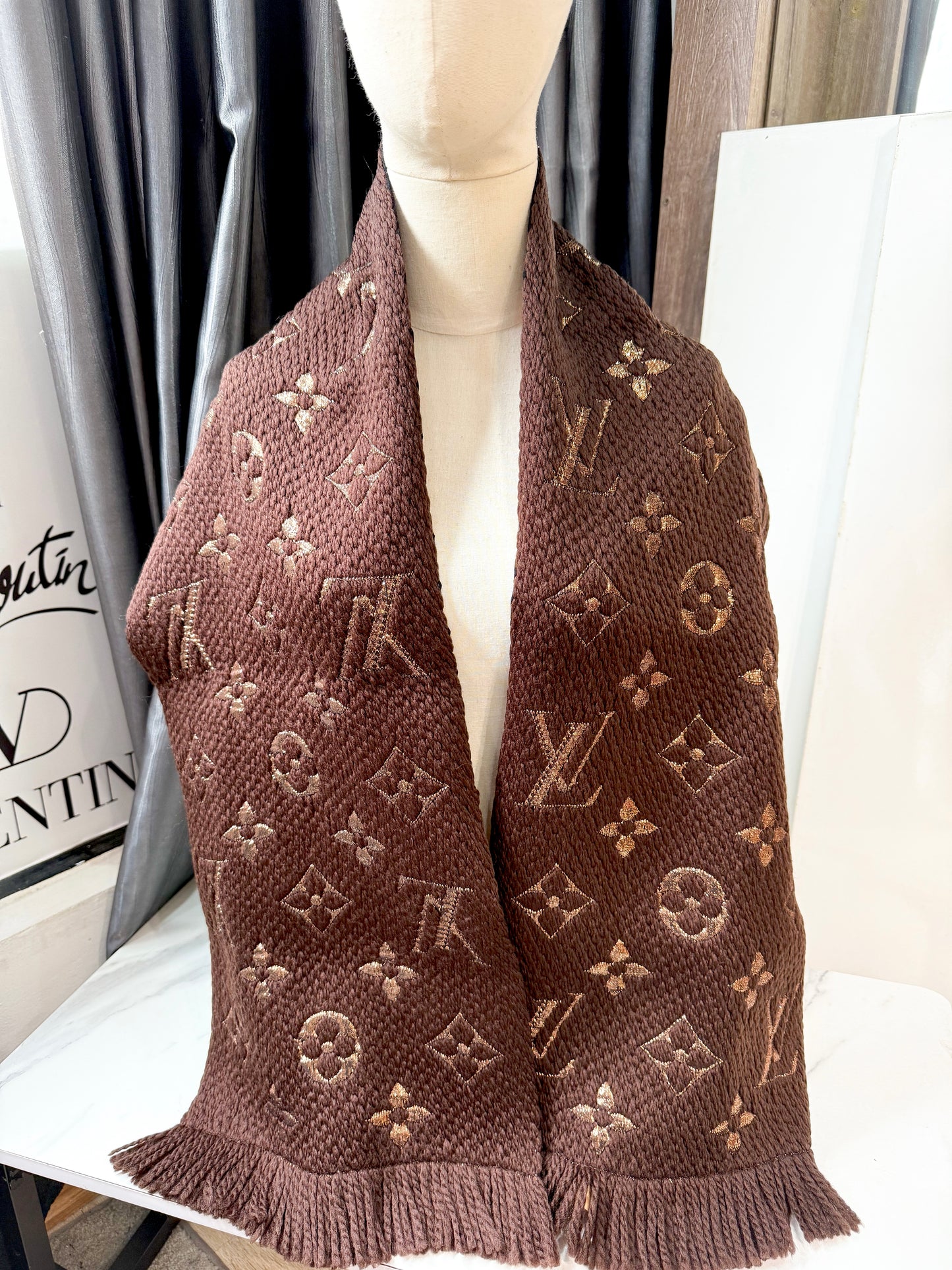 Khăn Len LV Nâu Ánh Kim