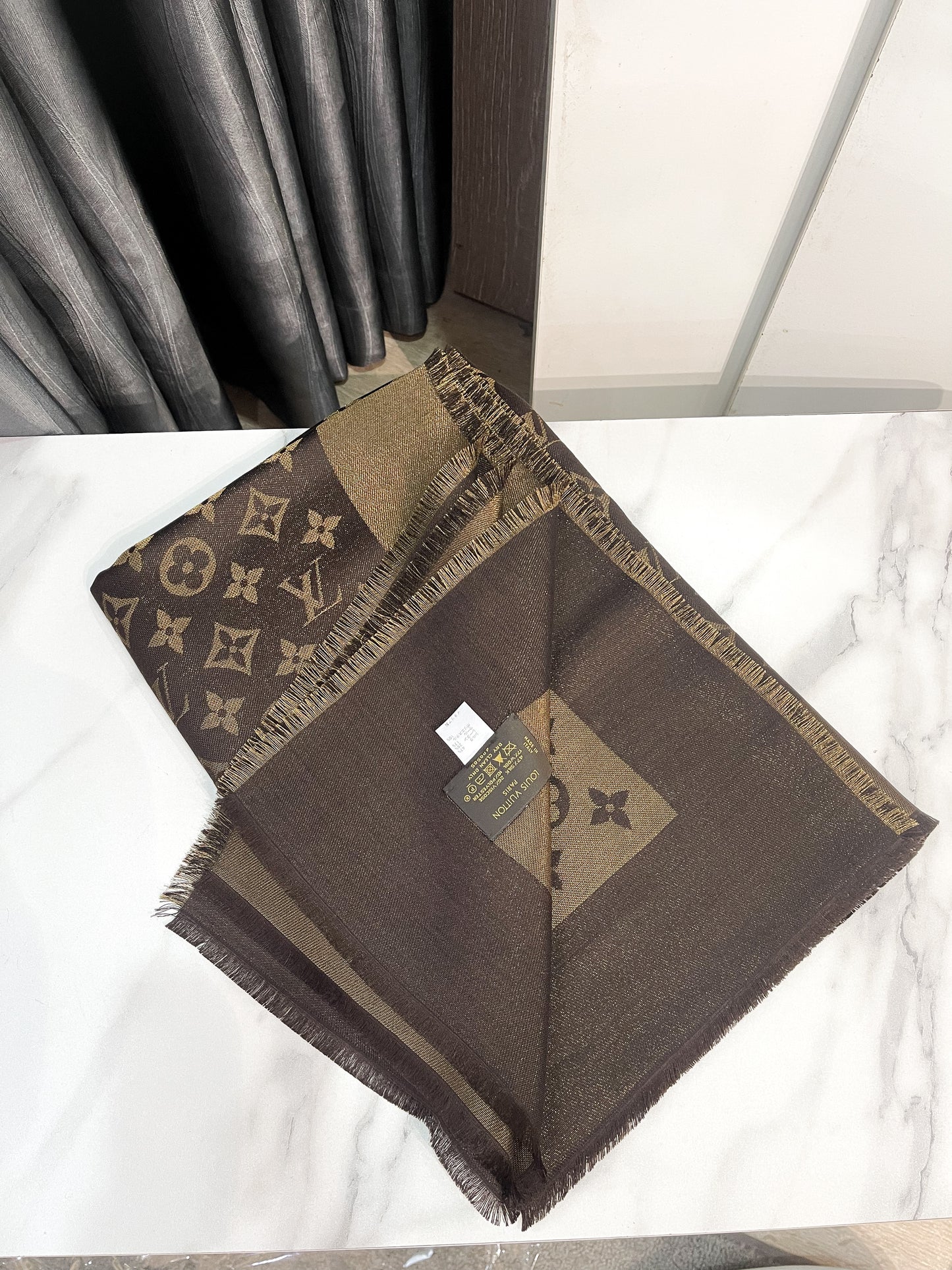 Khăn LV Nâu Ánh Kim