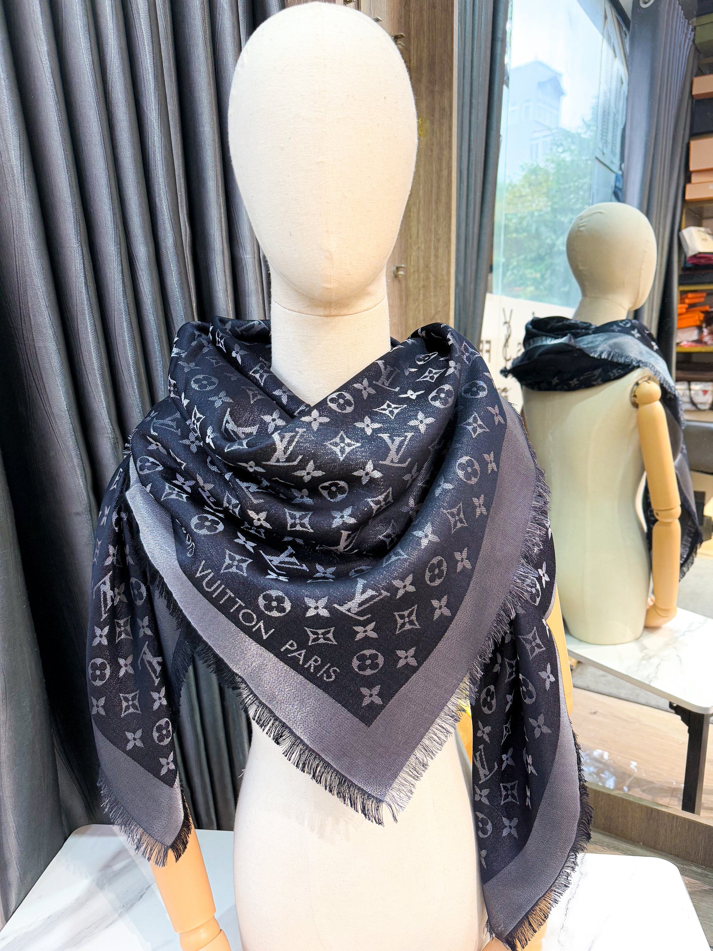 Khăn LV Ánh Kim Đen 28/2